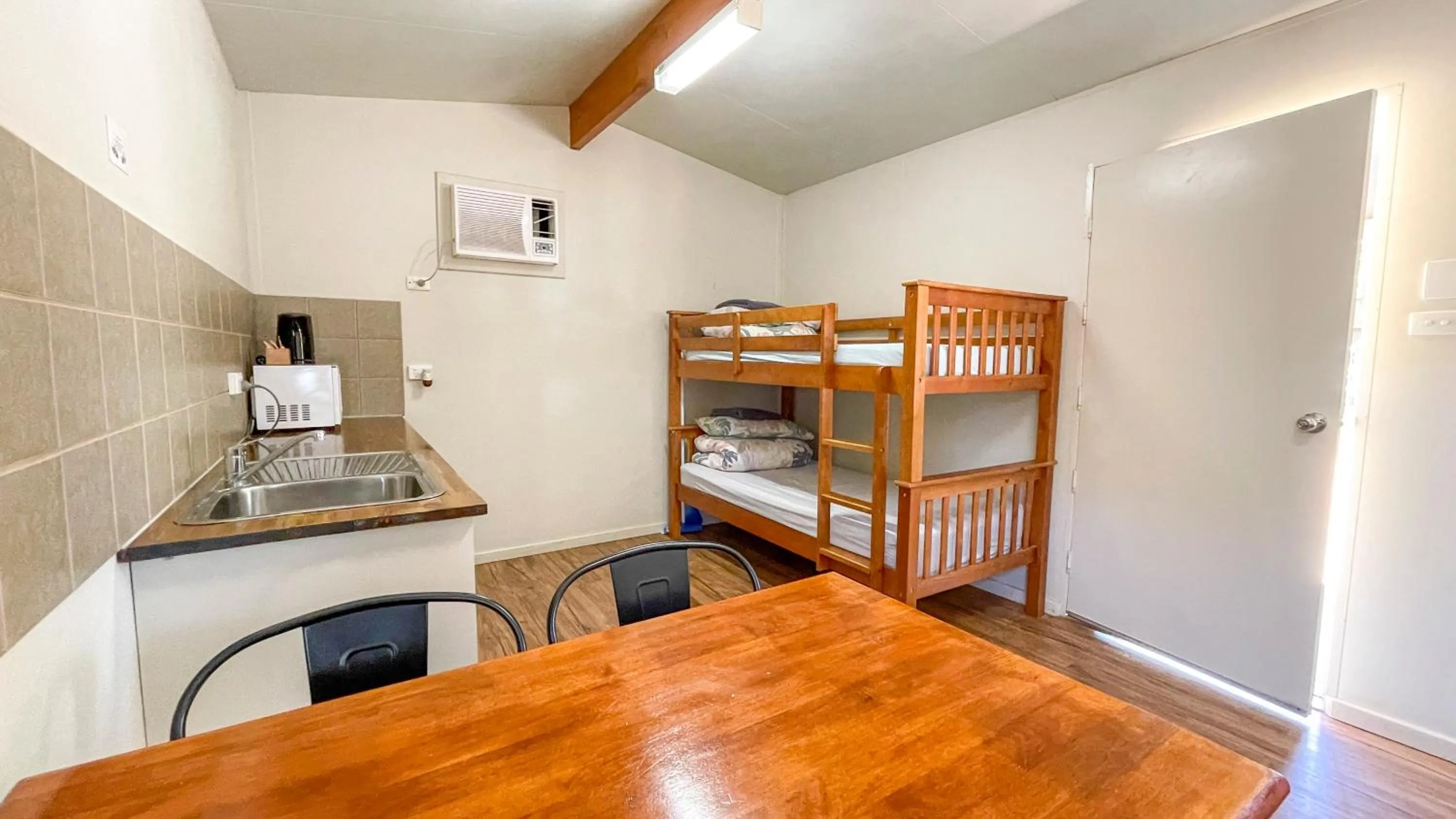 Kitchen or kitchenette, Bed in Capricorn Holiday Park