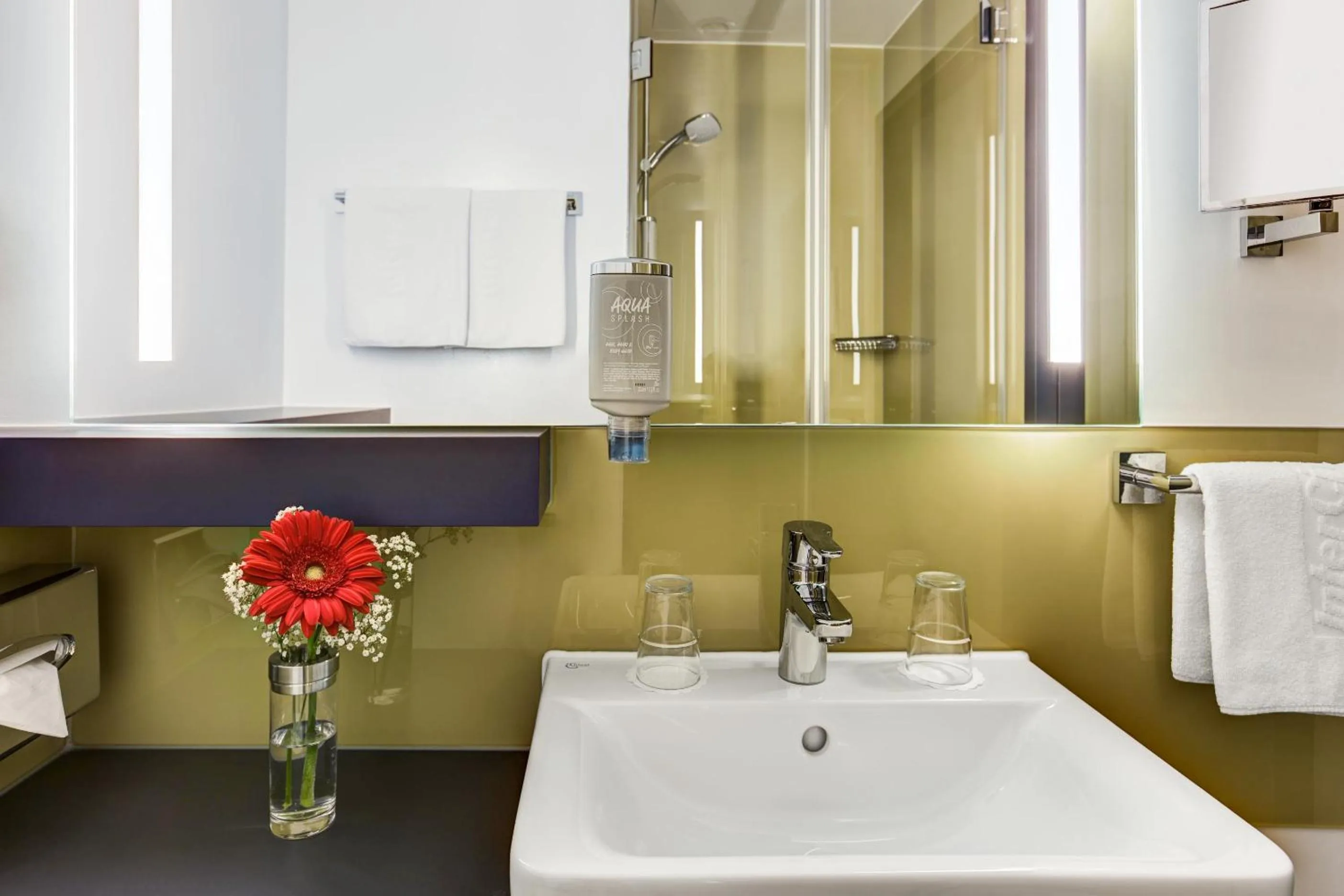 Bathroom in IntercityHotel Frankfurt Airport