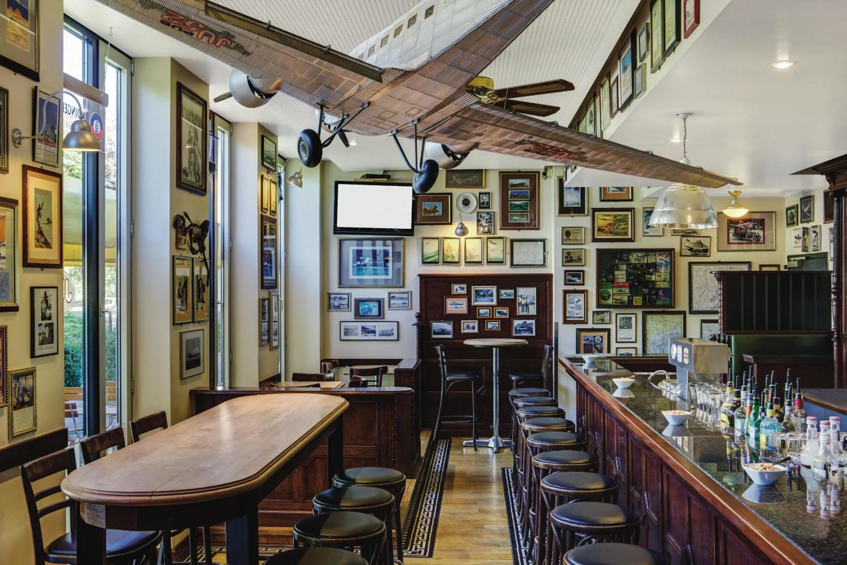 Lounge or bar in IntercityHotel Frankfurt Airport