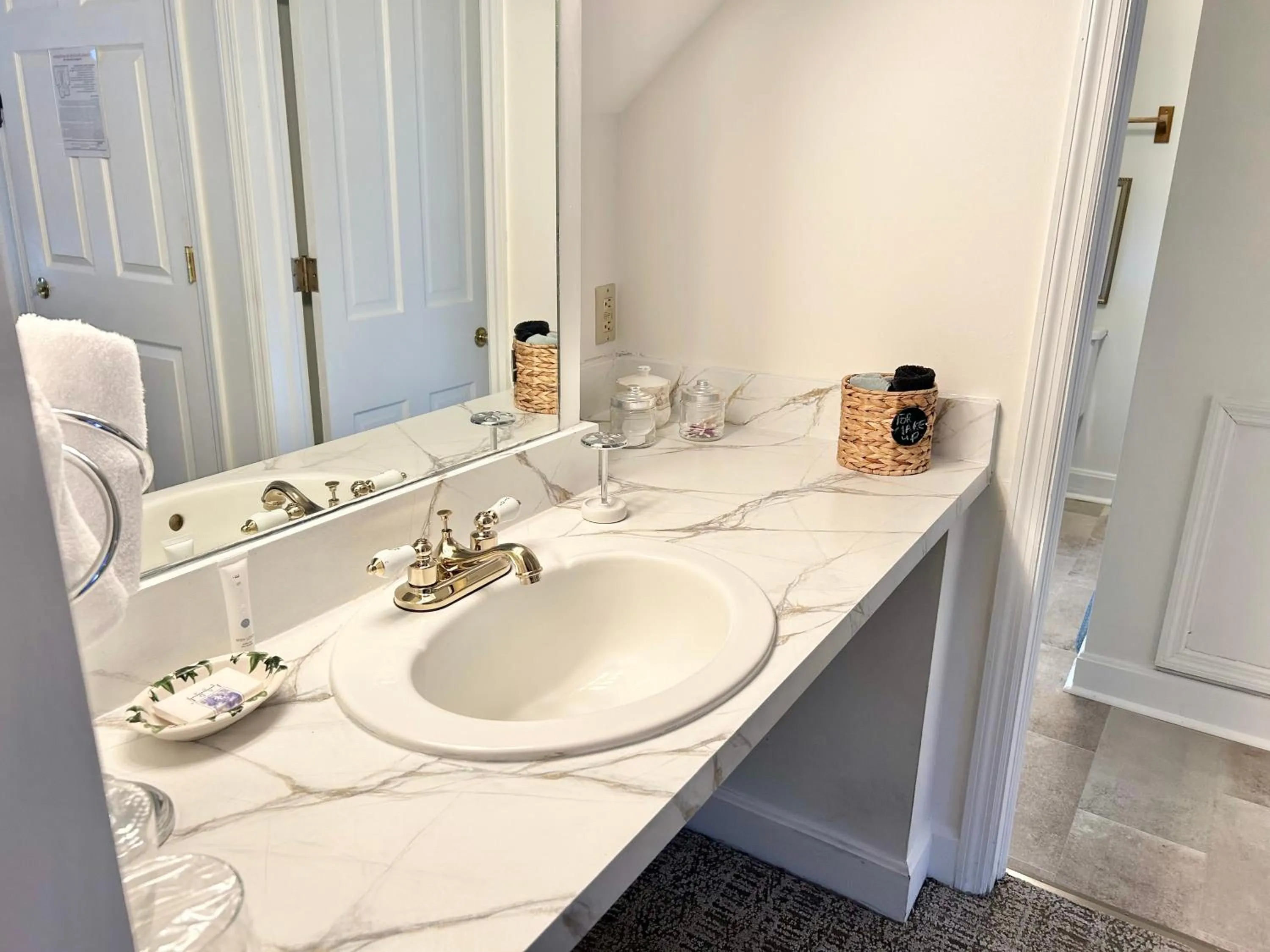 Bathroom in 50 Lincoln Short North Bed & Breakfast