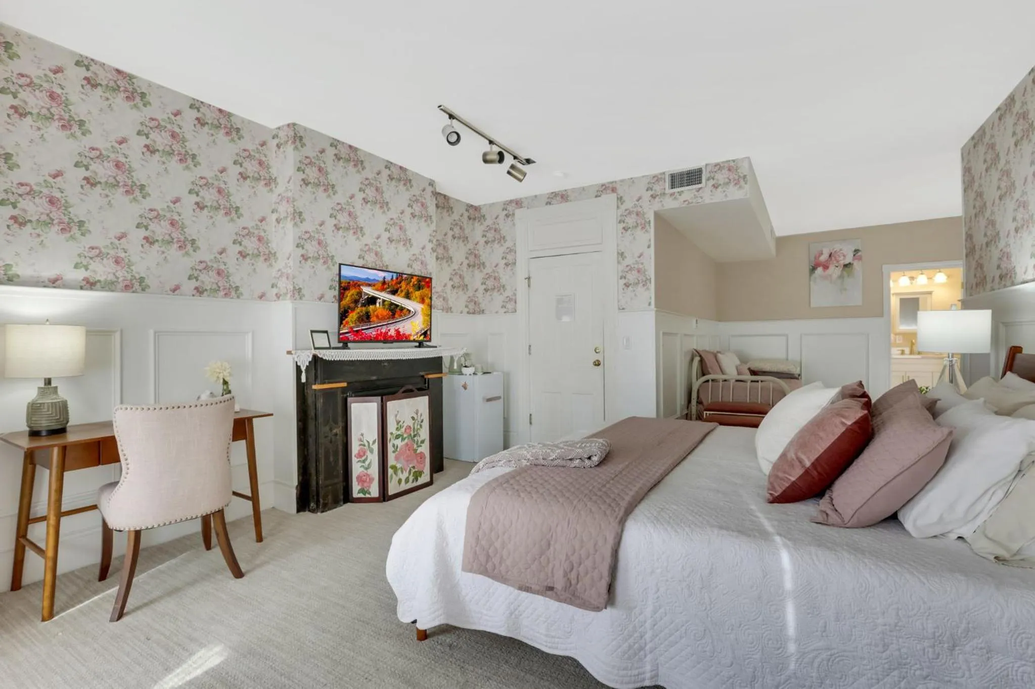 Bedroom, Bed in 50 Lincoln Short North Bed & Breakfast