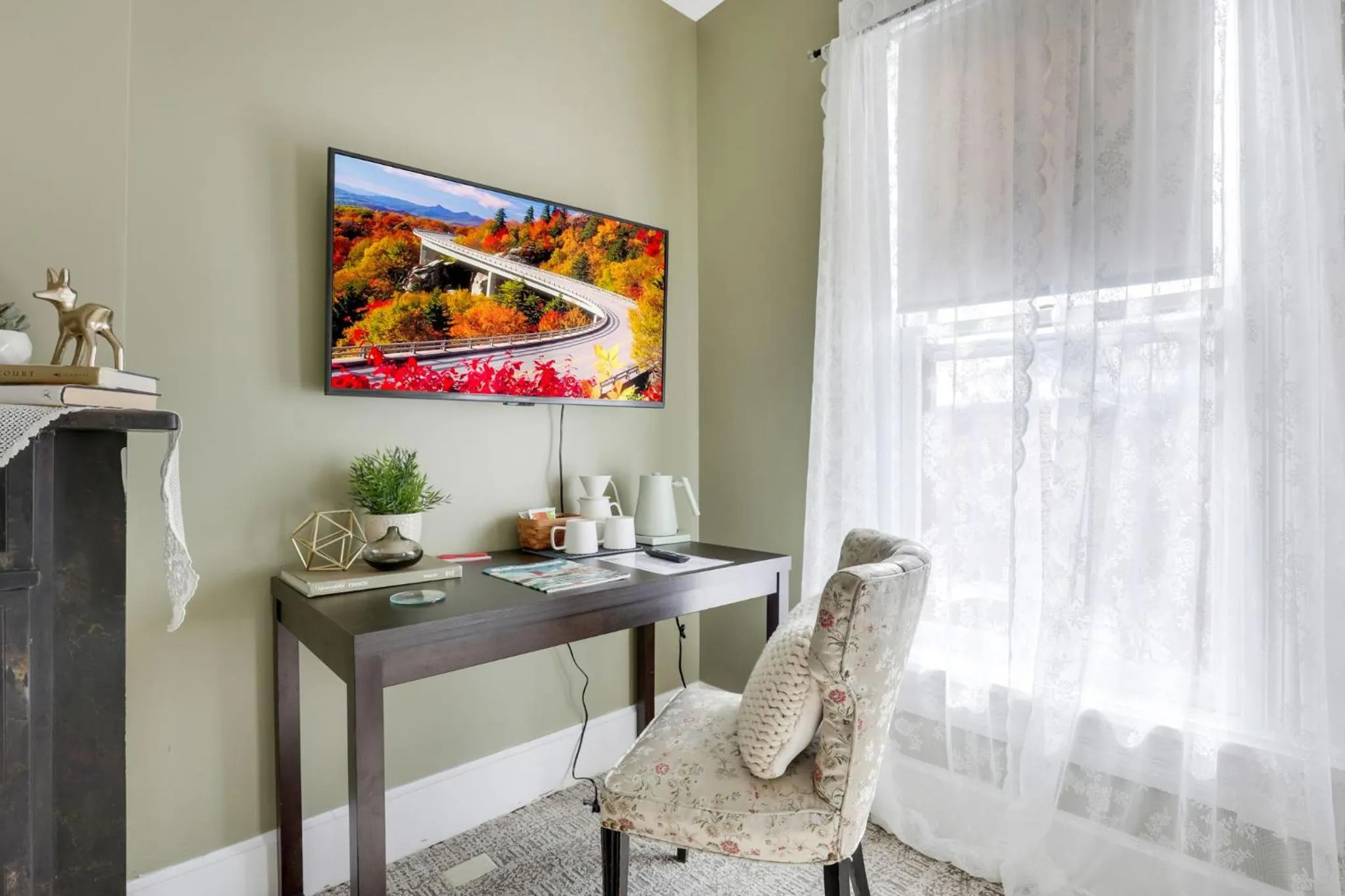 Seating area in 50 Lincoln Short North Bed & Breakfast