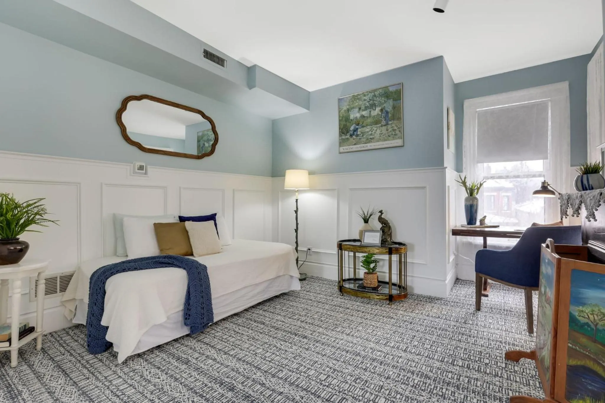 Seating area, Bed in 50 Lincoln Short North Bed & Breakfast