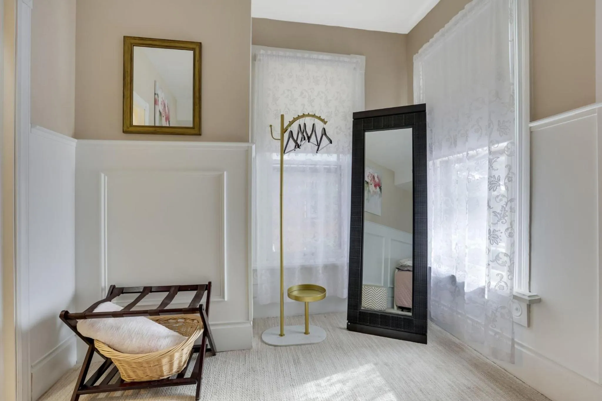 wardrobe, Bed in 50 Lincoln Short North Bed & Breakfast