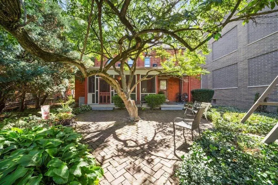 Garden in 50 Lincoln Short North Bed & Breakfast Garden in 50 Lincoln Short North Bed & Breakfast