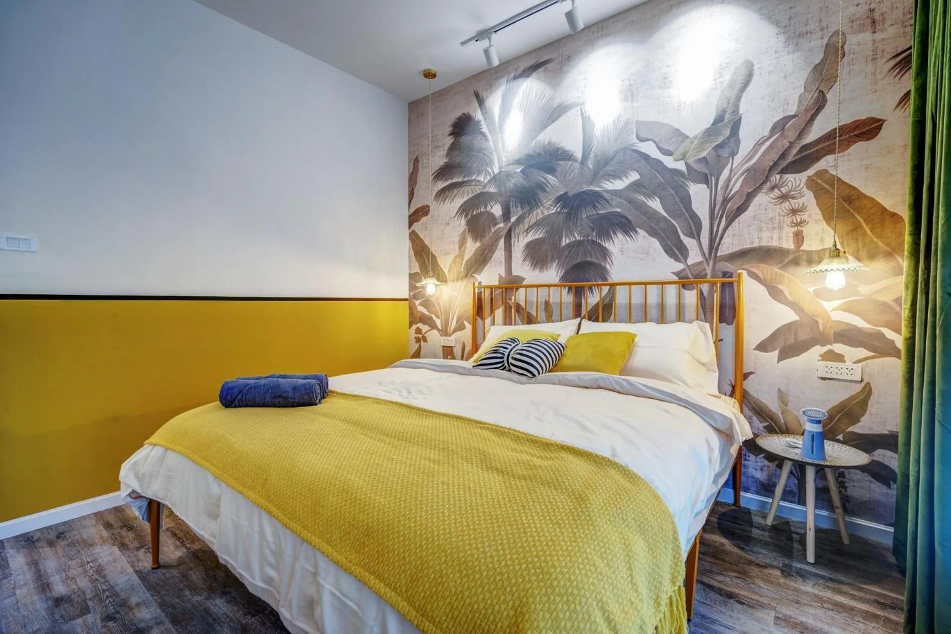 Apartment with Balcony in Wuhan City Wuchang District shahu park