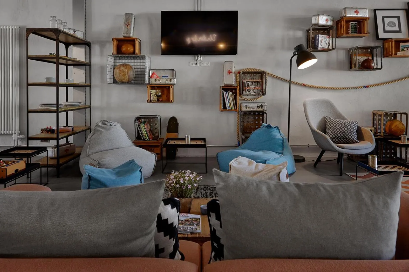 Communal lounge/ TV room in Underdog Hotel