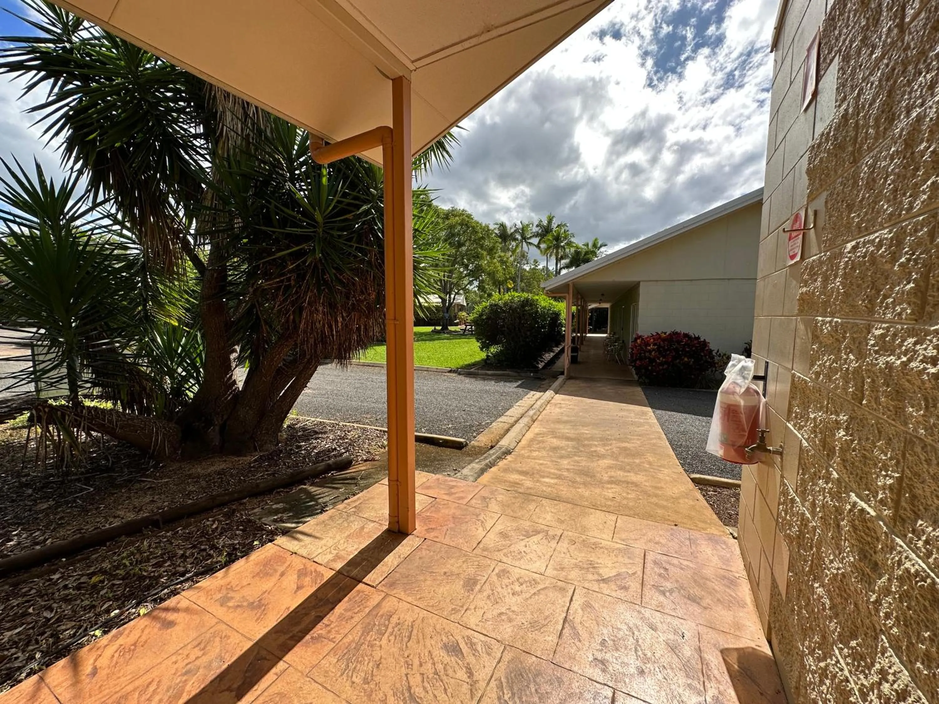 Property building in Mareeba Motor Inn