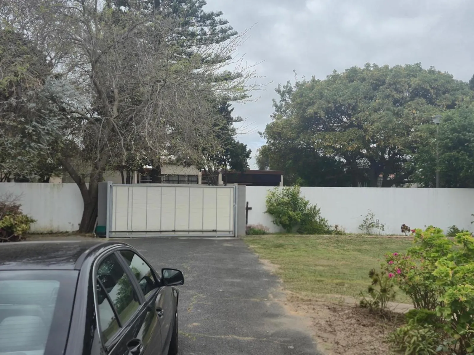 Facade/entrance in Lyronne Guest house, Shuttle and Tours