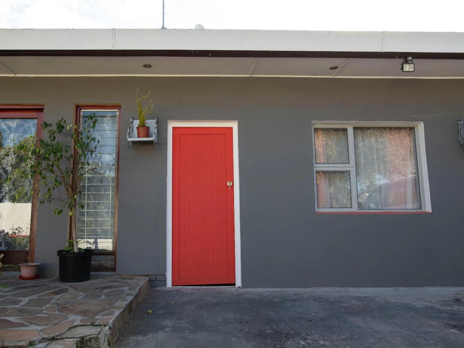 Facade/entrance in Lyronne Guest house, Shuttle and Tours