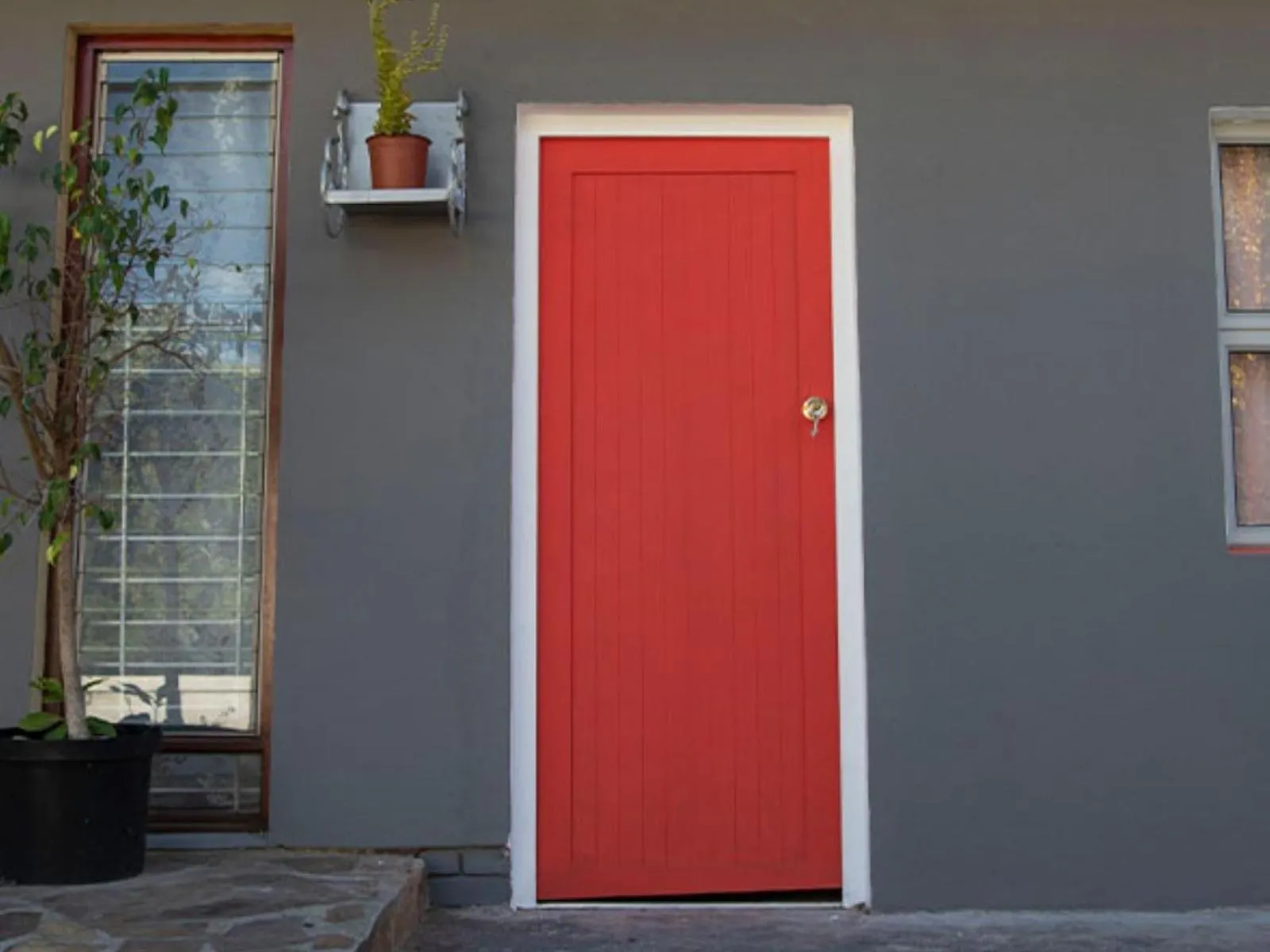 Facade/entrance in Lyronne Guest house, Shuttle and Tours