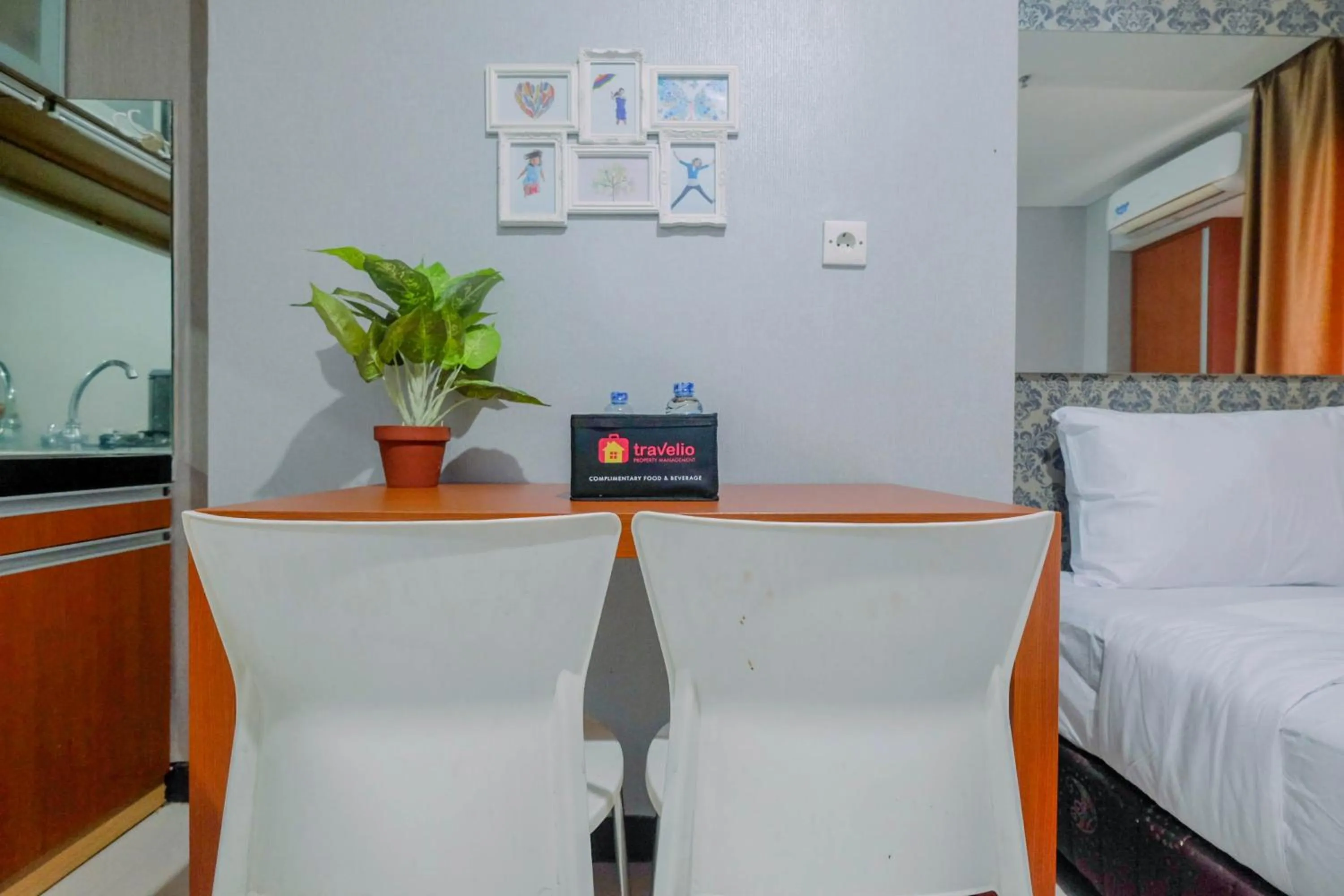 Dining area, Bed in Vintage Studio Apartment at Nifarro Park By Travelio