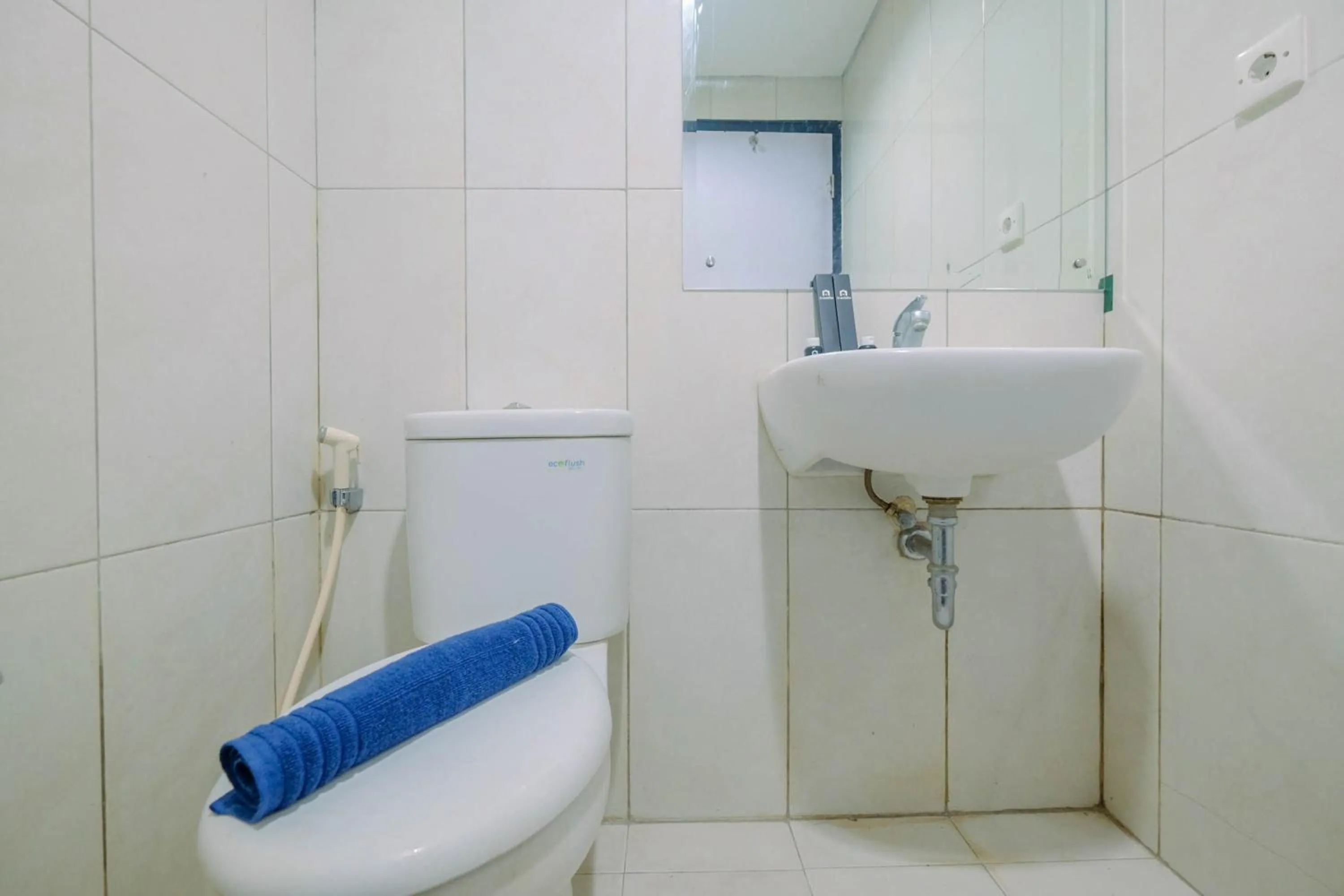 Bathroom in Vintage Studio Apartment at Nifarro Park By Travelio