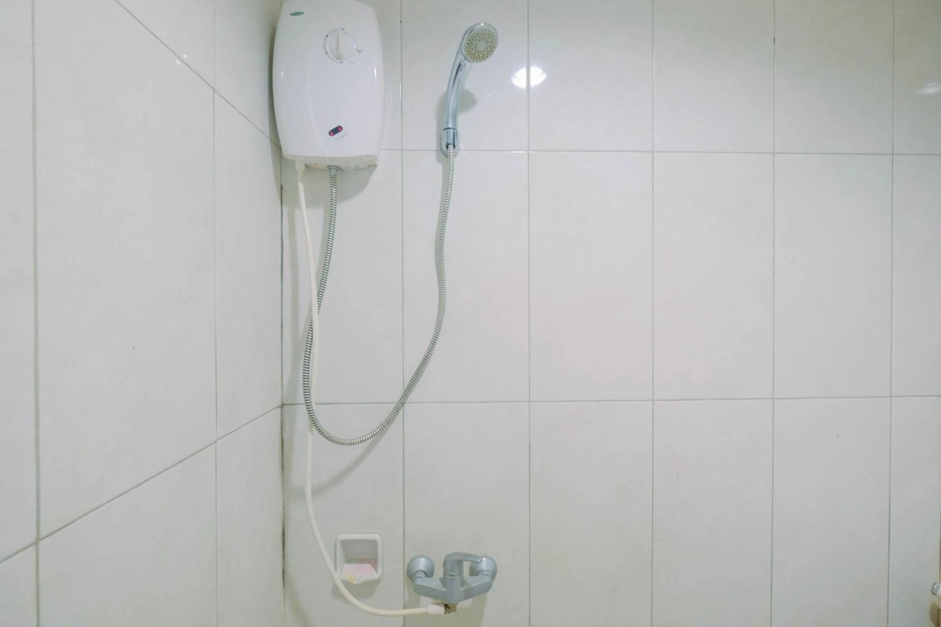 Bathroom in Vintage Studio Apartment at Nifarro Park By Travelio