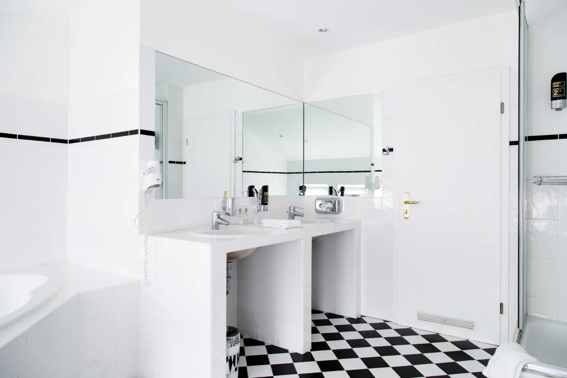 Bathroom in Hotel Residenz Begaswinkel