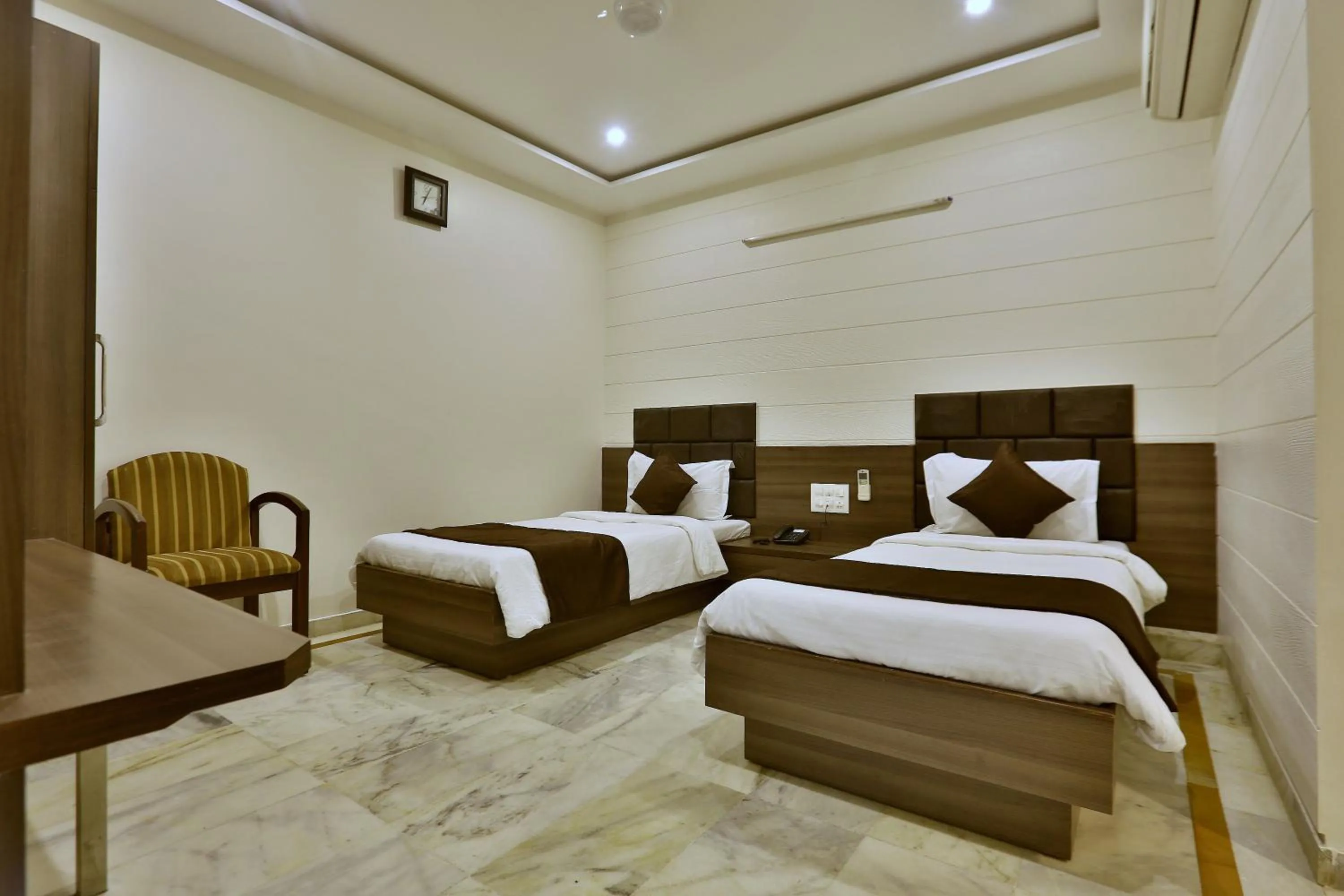 Bed in Hotel Kamran Palace