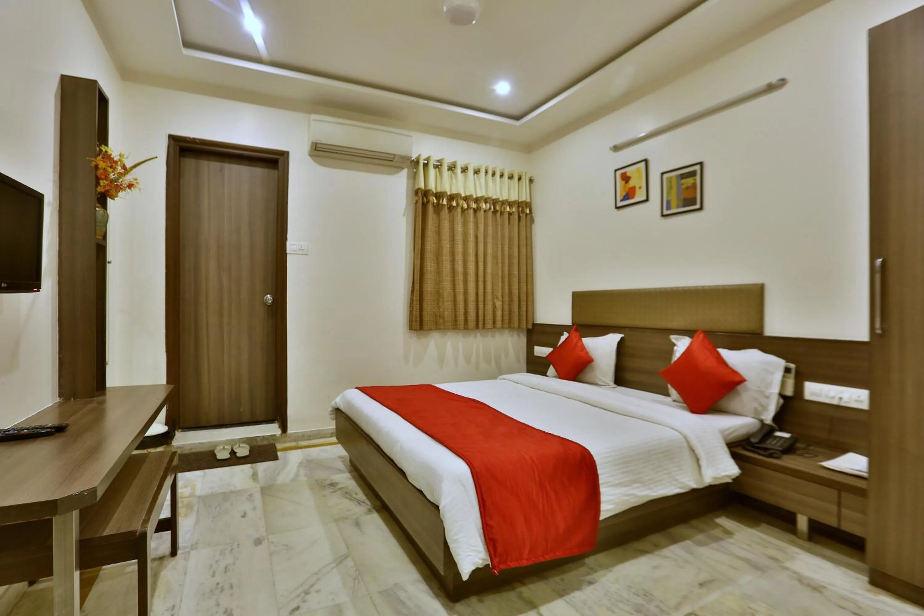 Photo of the whole room, Bed in Hotel Kamran Palace