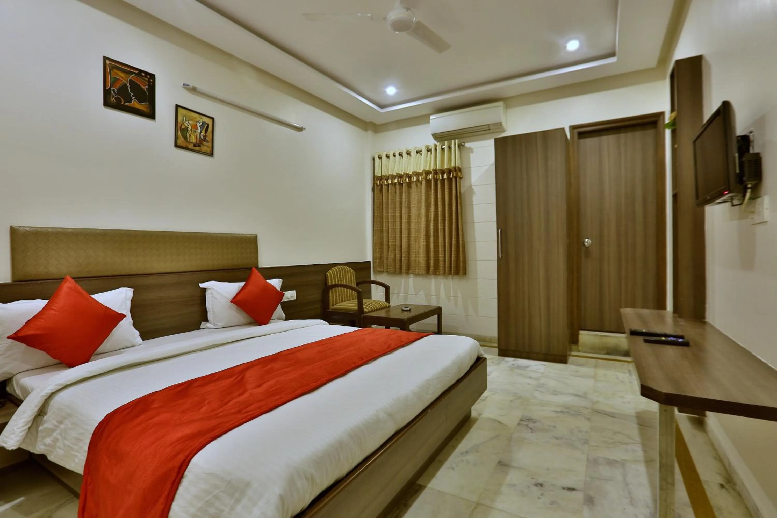 Bedroom, Bed in Hotel Kamran Palace