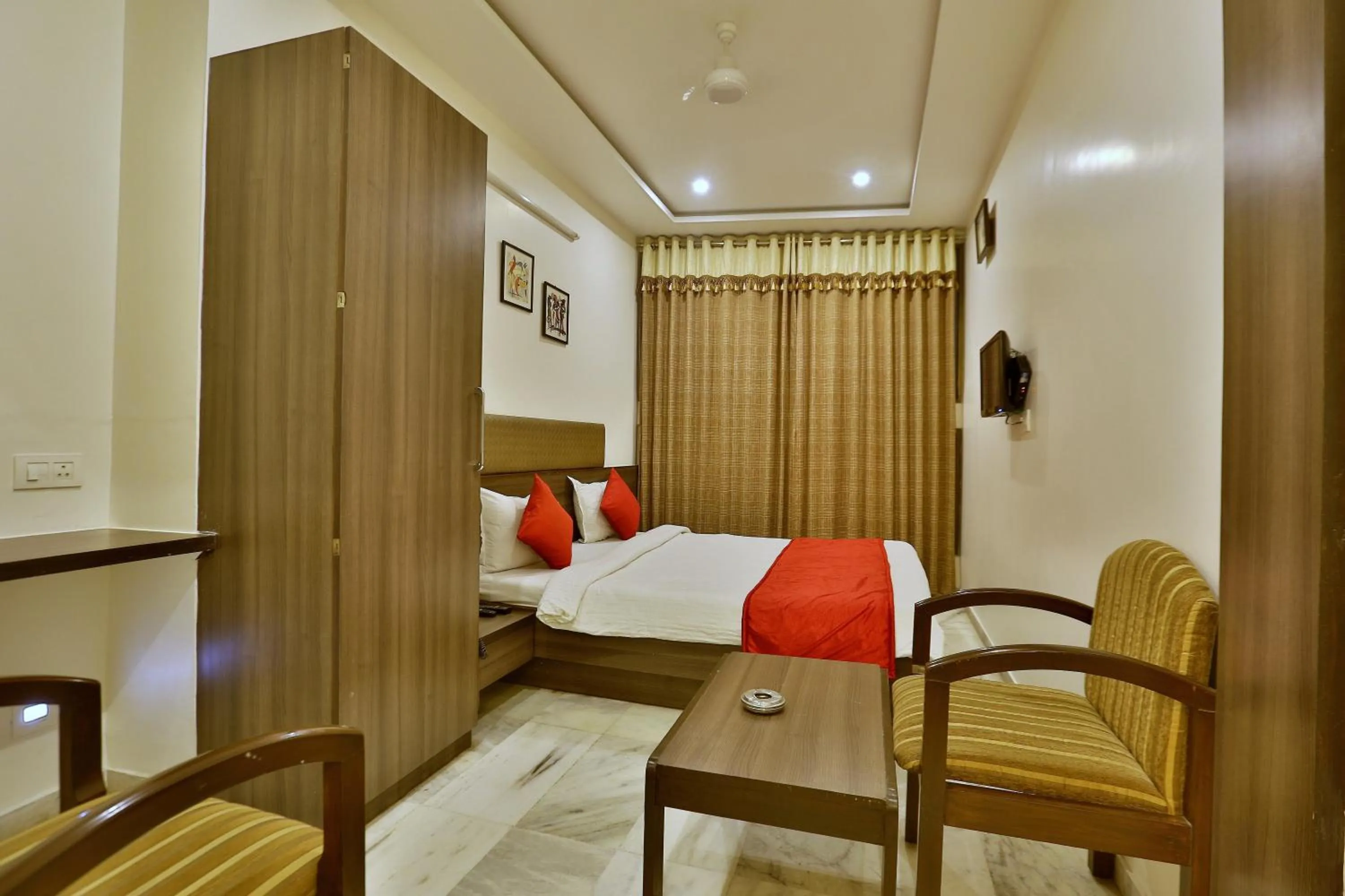 Photo of the whole room, Bed in Hotel Kamran Palace