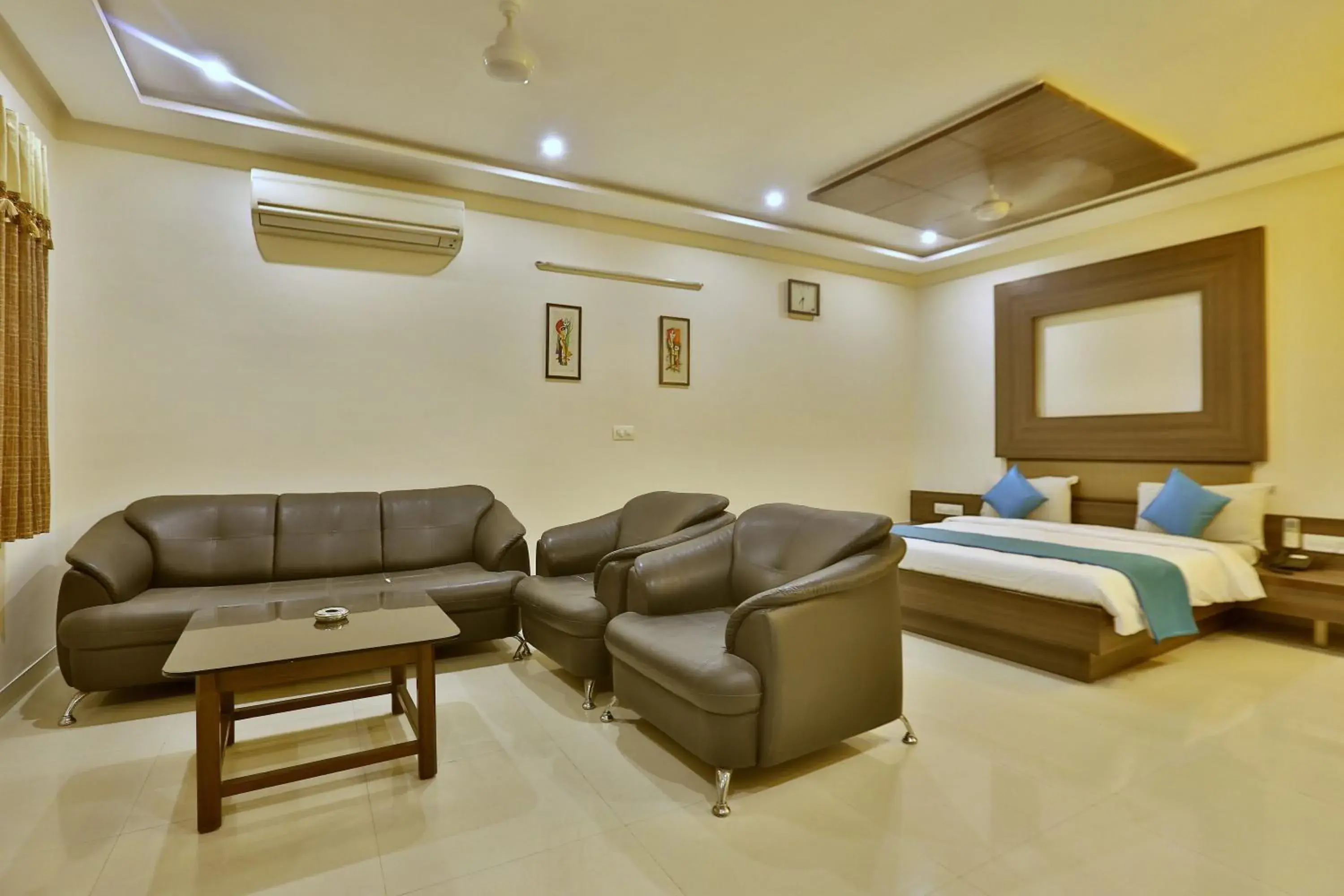 Seating area, Bed in Hotel Kamran Palace Seating area, Bed in Hotel Kamran Palace