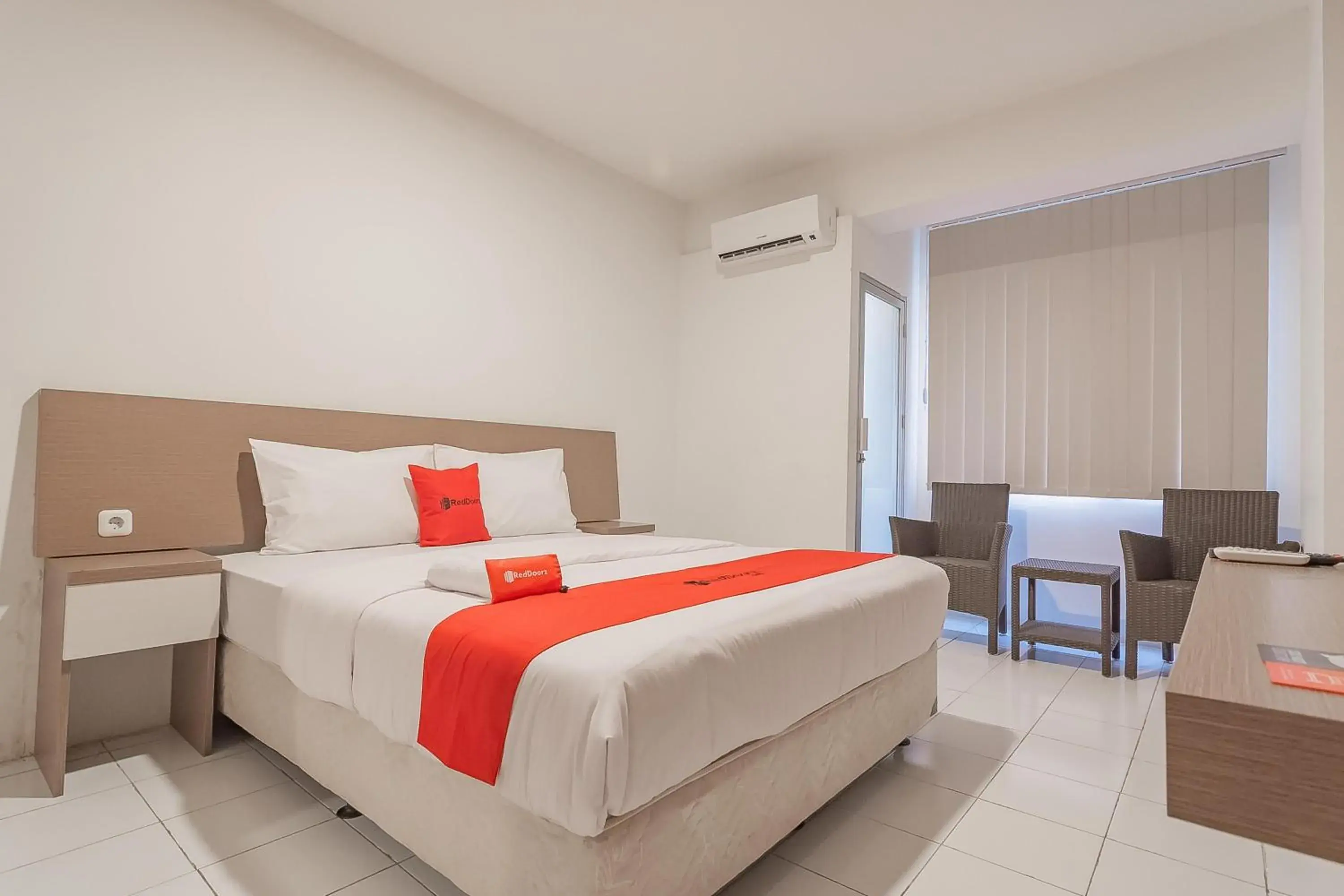 Bed in RedDoorz Apartment @ Emerald Towers Bandung Bed in RedDoorz Apartment @ Emerald Towers Bandung