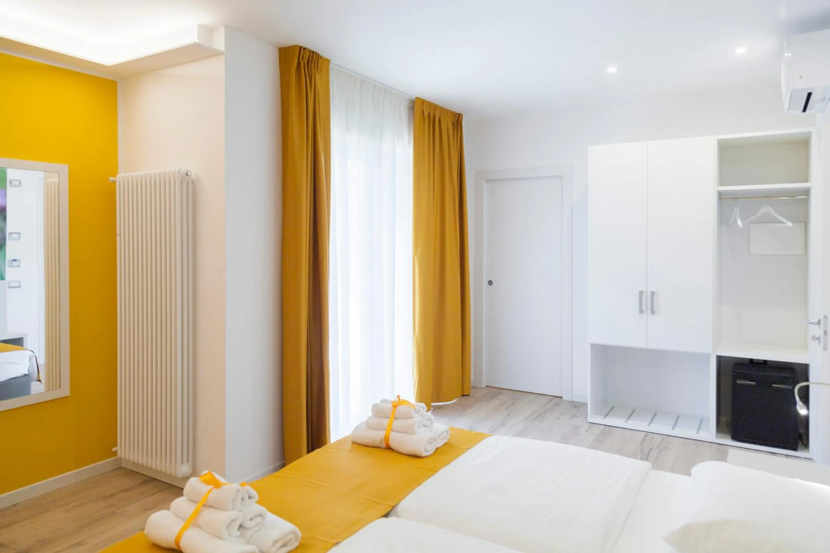 Photo of the whole room in Miravallesuites