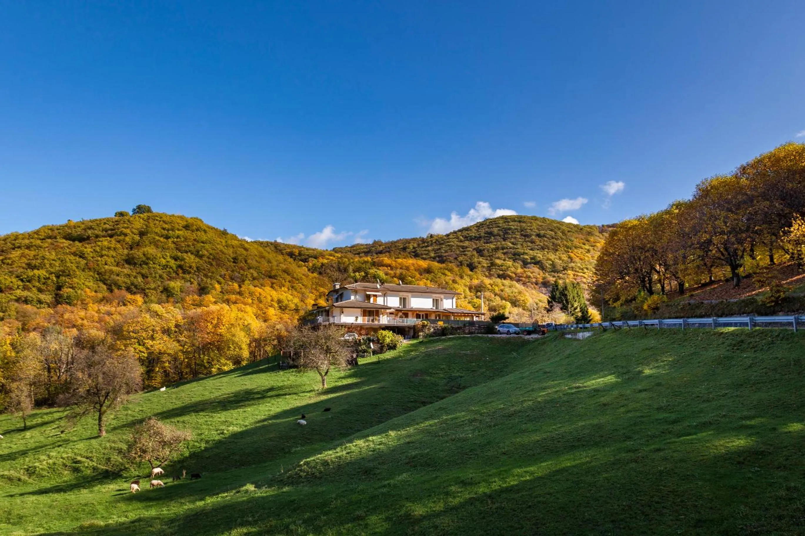 Facade/entrance in Miravallesuites