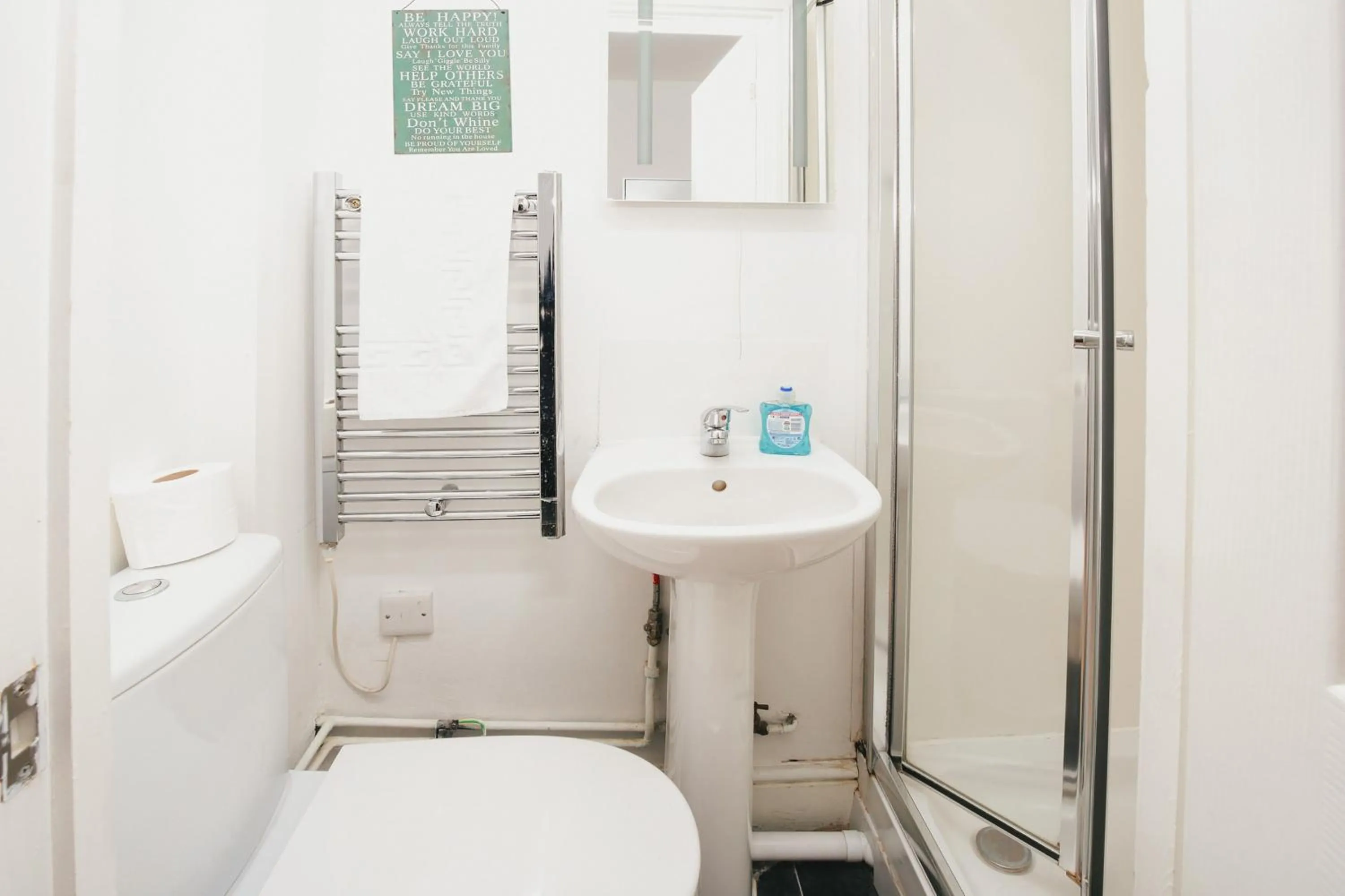 Bathroom in Cambridge City Studios by Paymán Club