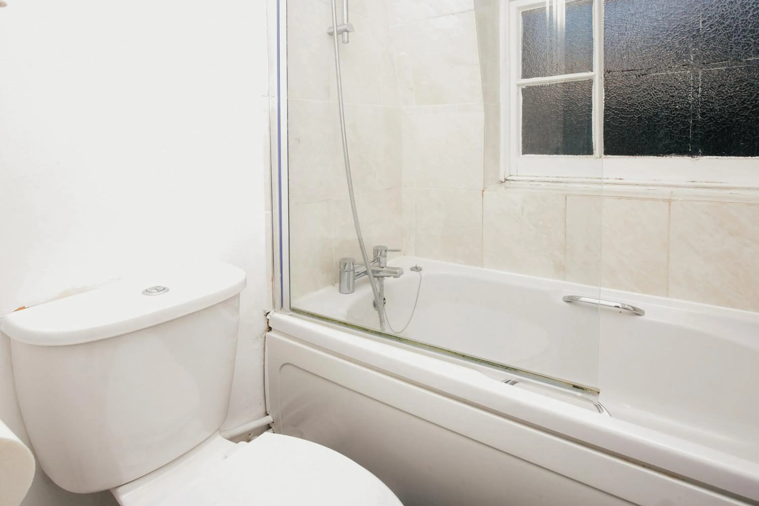 Bathroom in Cambridge City Studios by Paymán Club