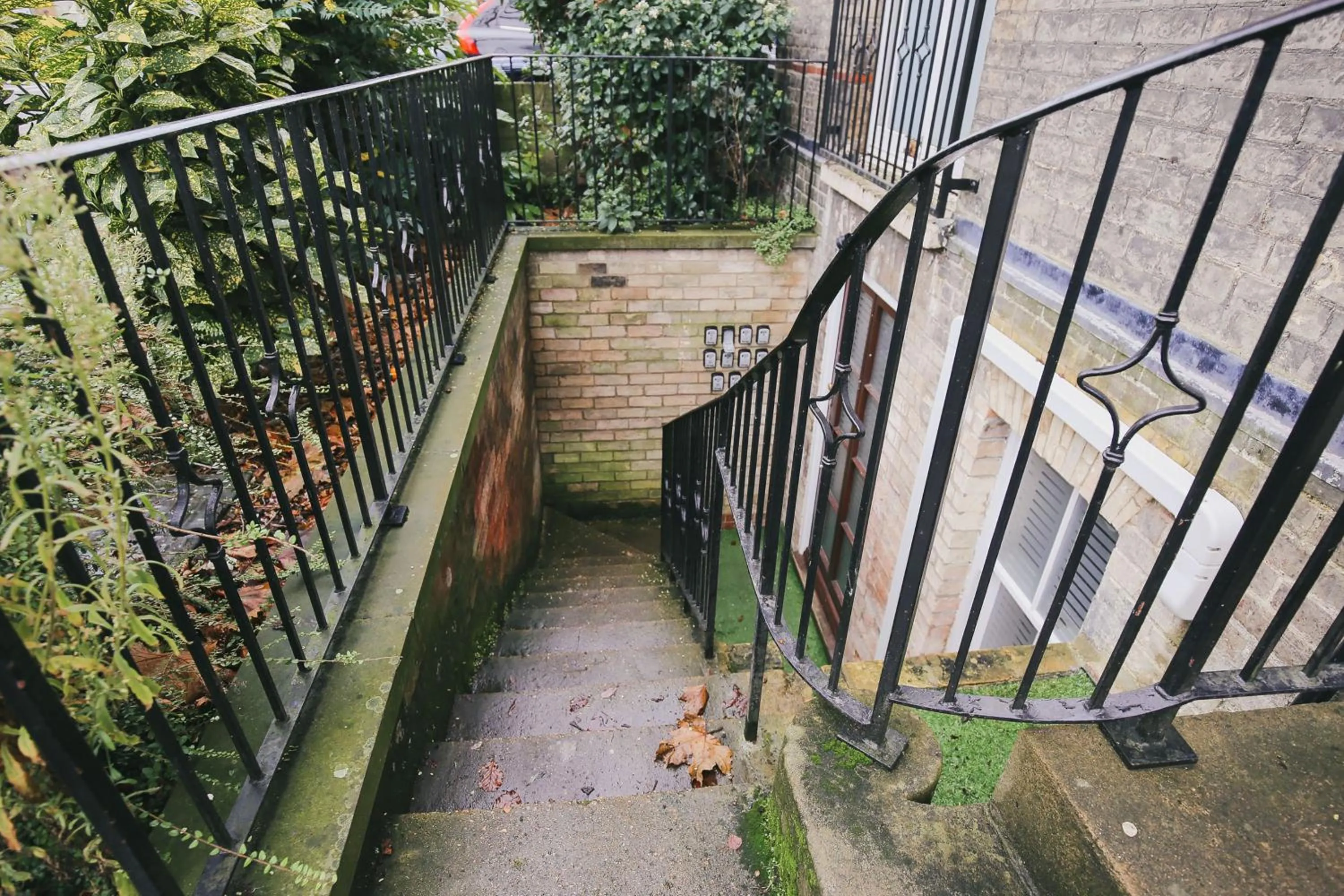 Facade/entrance in Cambridge City Studios by Paymán Club