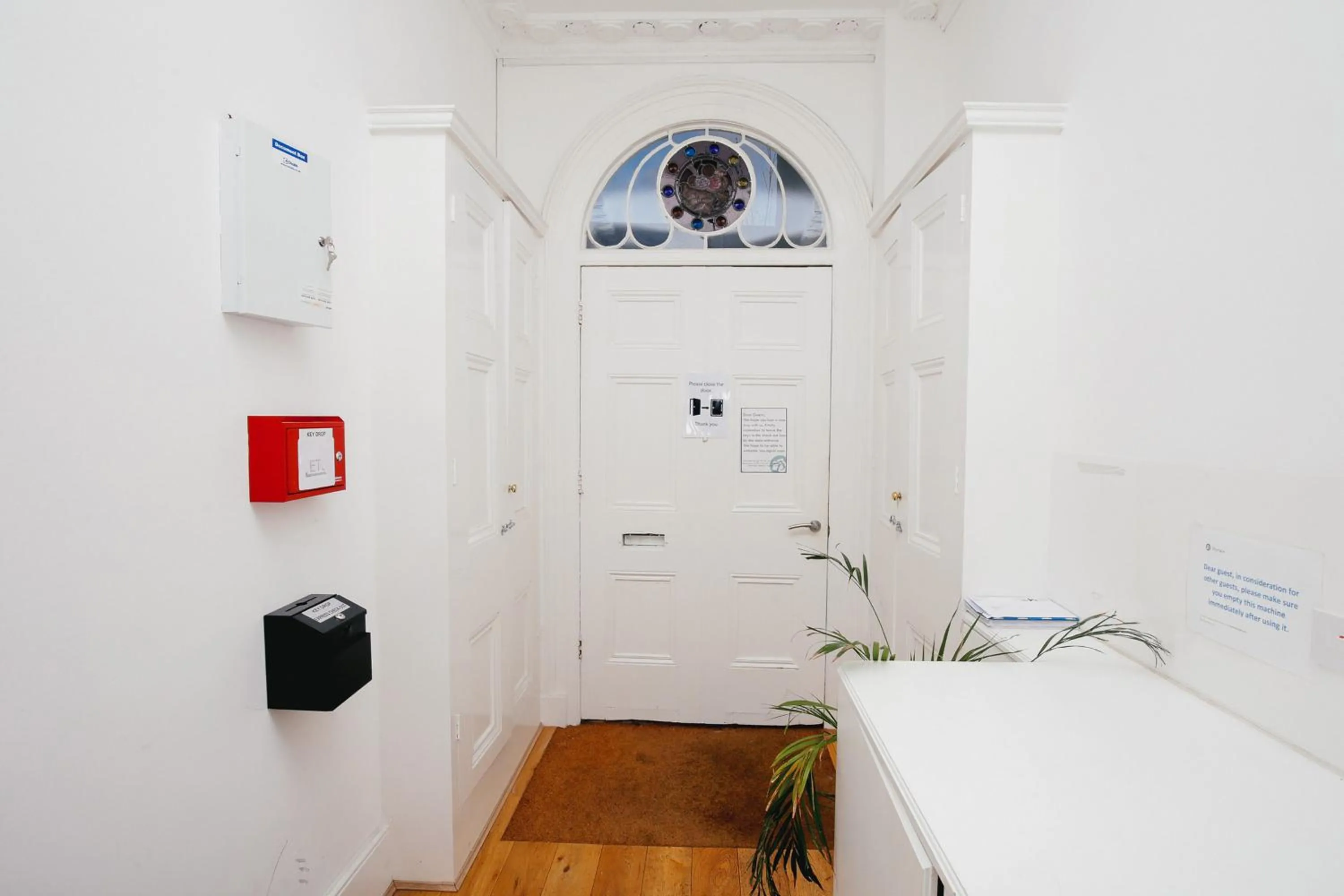 Facade/entrance in Cambridge City Studios by Paymán Club