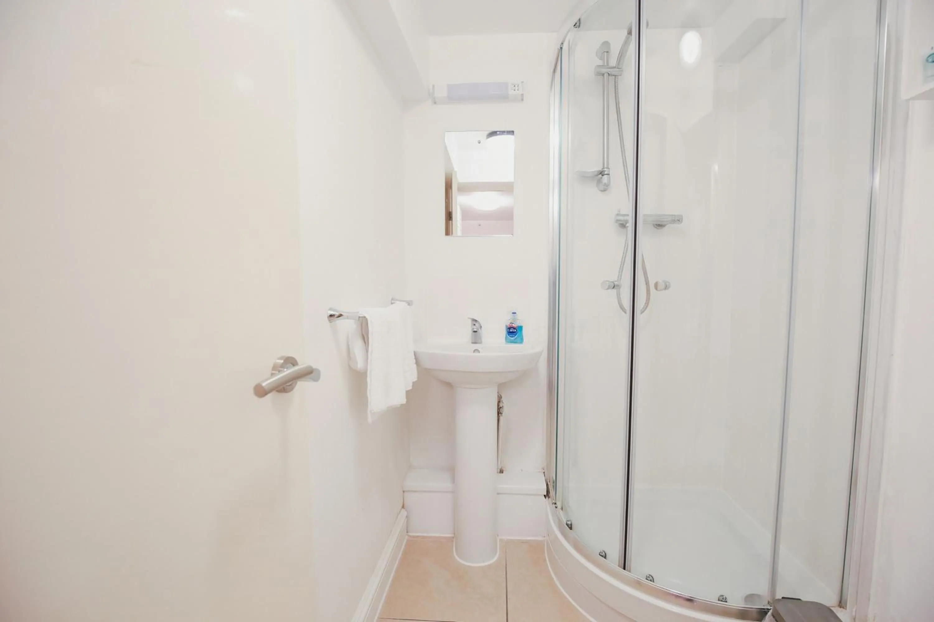 Bathroom in Cambridge City Studios by Paymán Club