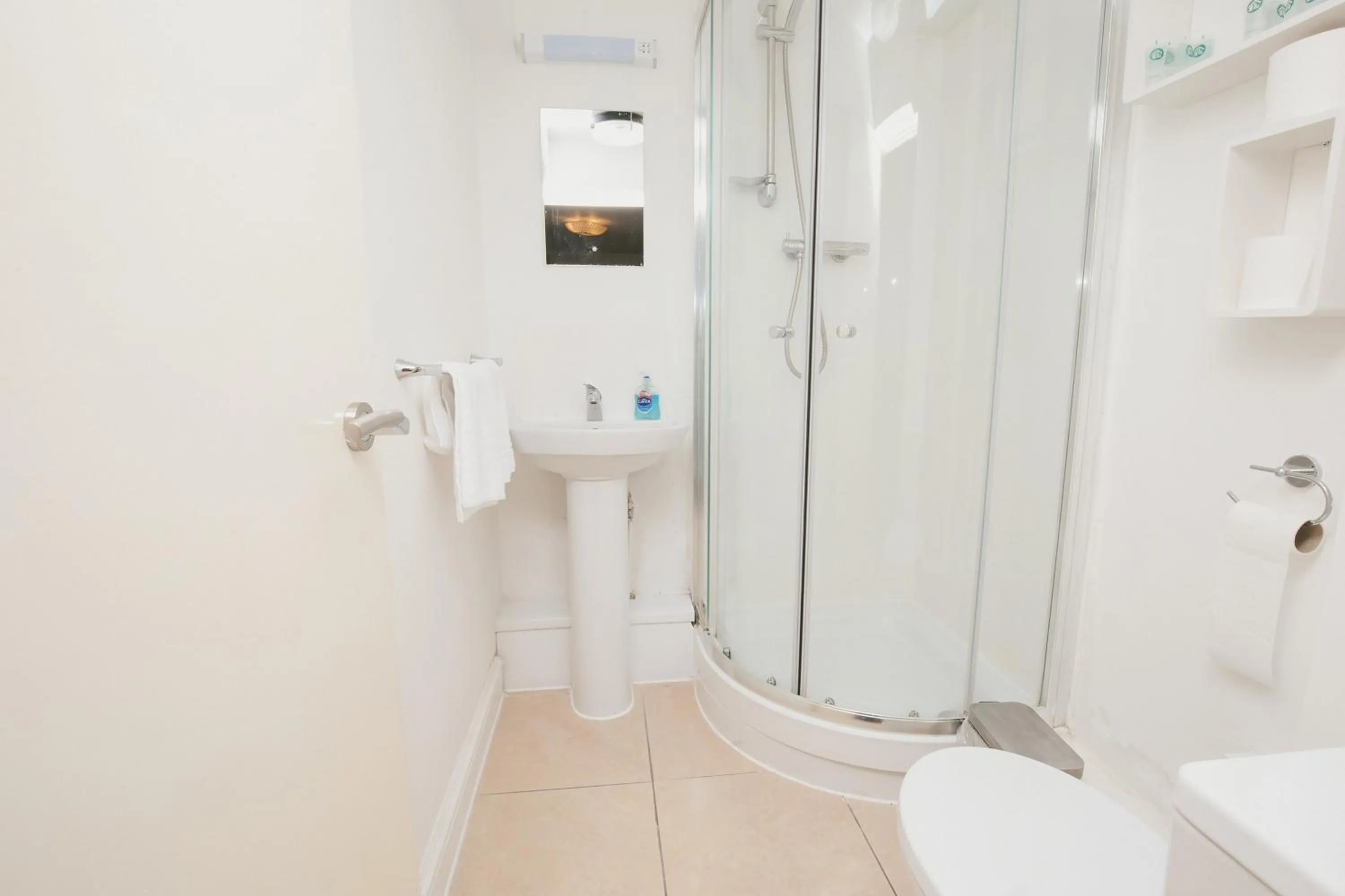 Bathroom in Cambridge City Studios by Paymán Club