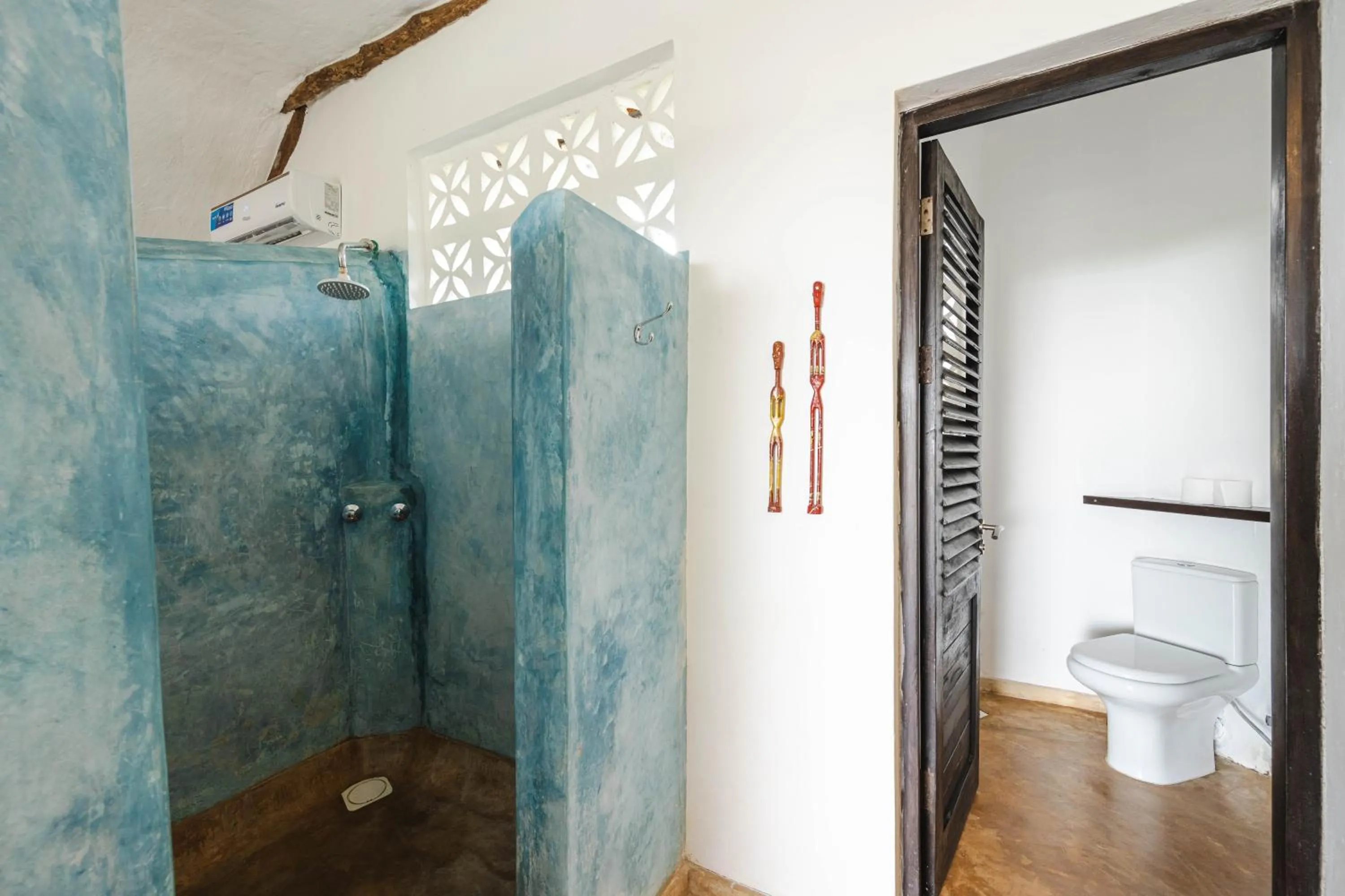 Toilet in Sunshine Bay Hotel Zanzibar