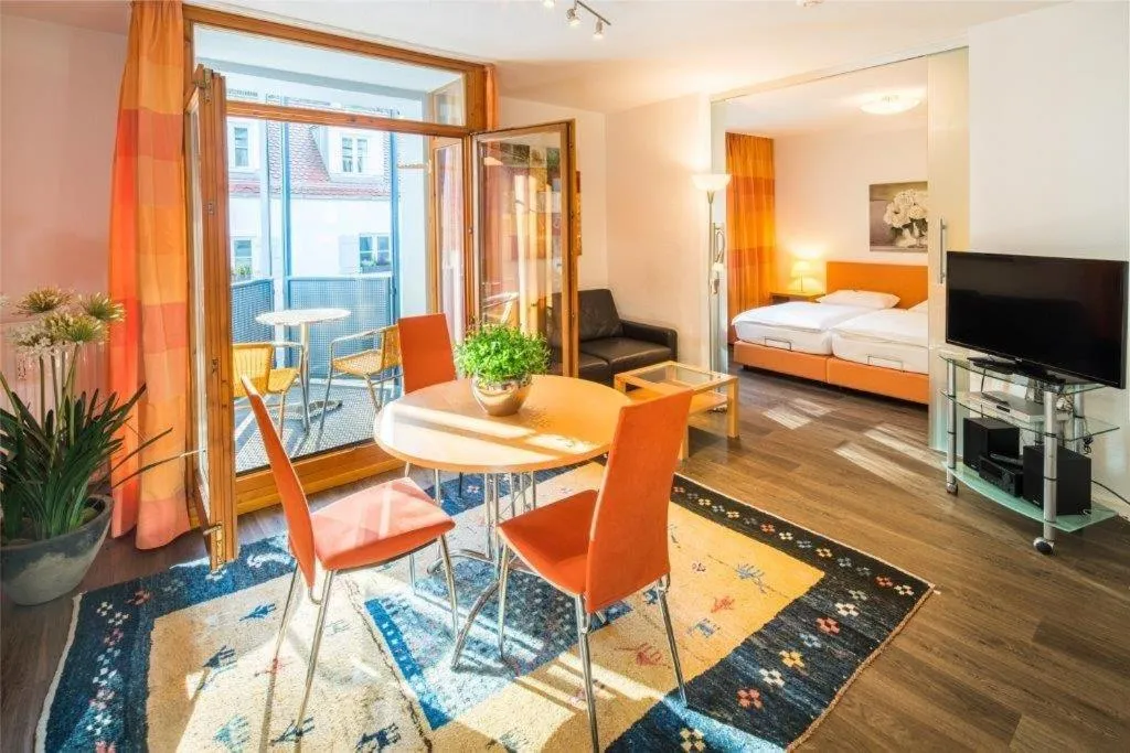 Living room, Bed in Hotel Am Nockherberg