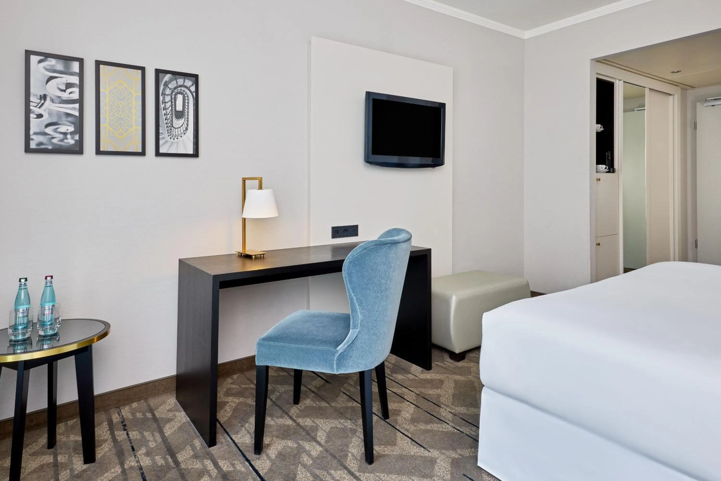 Photo of the whole room, Bed in Sheraton Offenbach Hotel