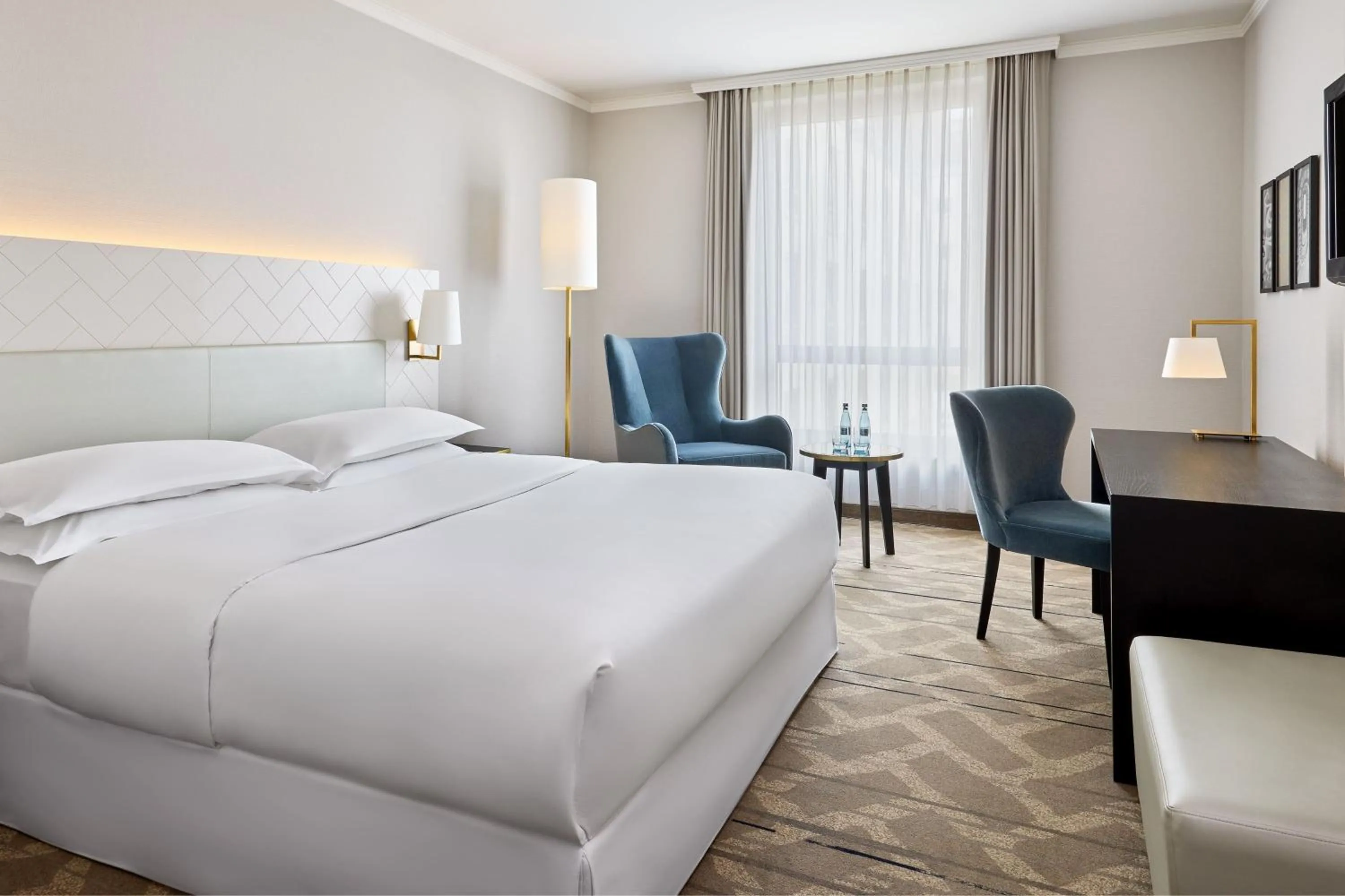 Photo of the whole room, Bed in Sheraton Offenbach Hotel