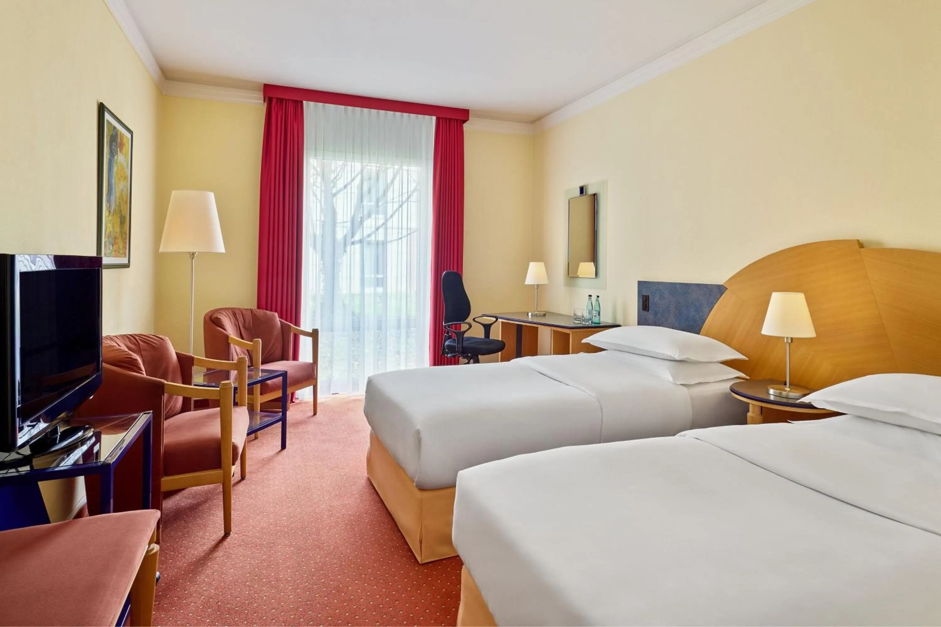 Photo of the whole room, Bed in Sheraton Offenbach Hotel