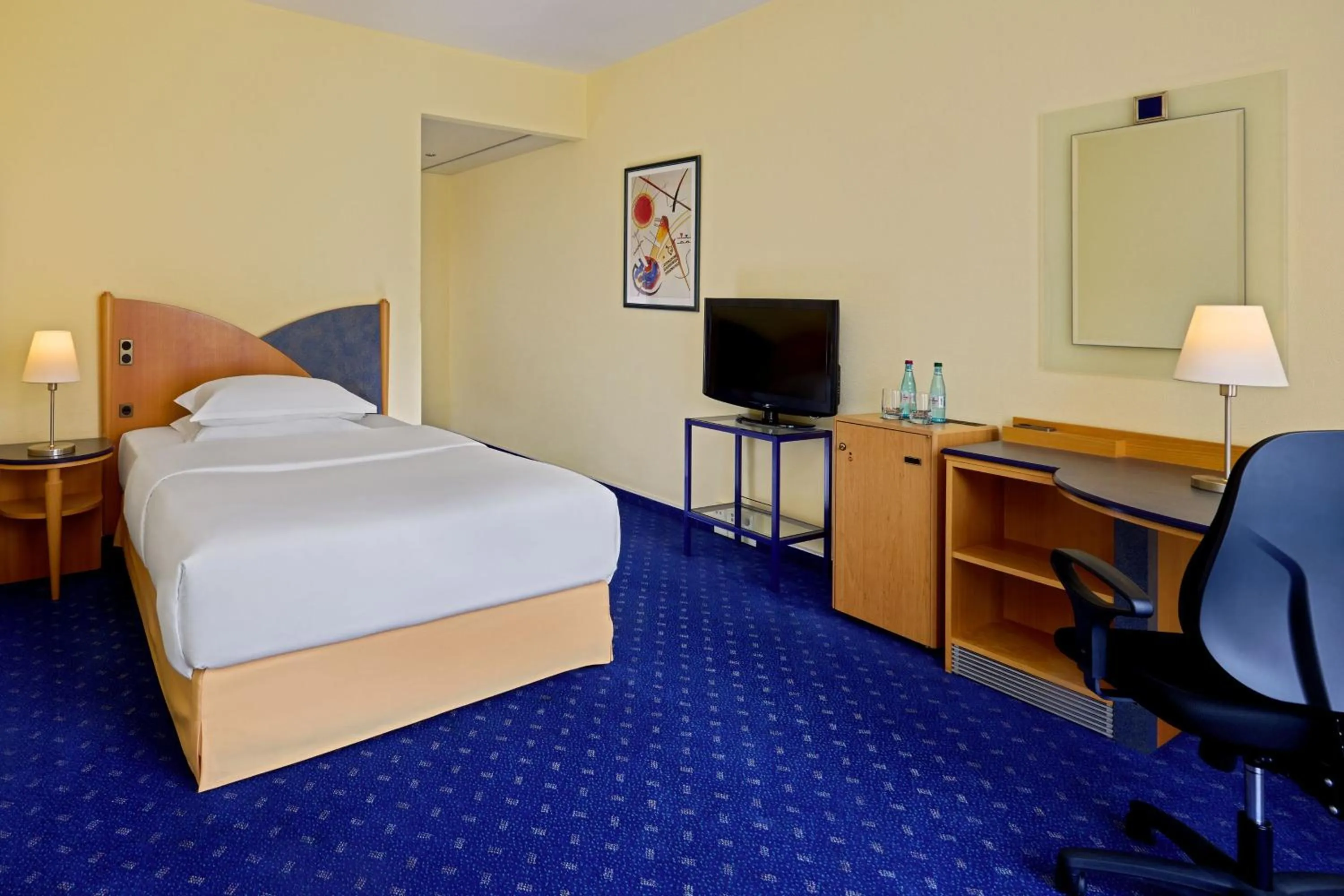 Photo of the whole room, Bed in Sheraton Offenbach Hotel