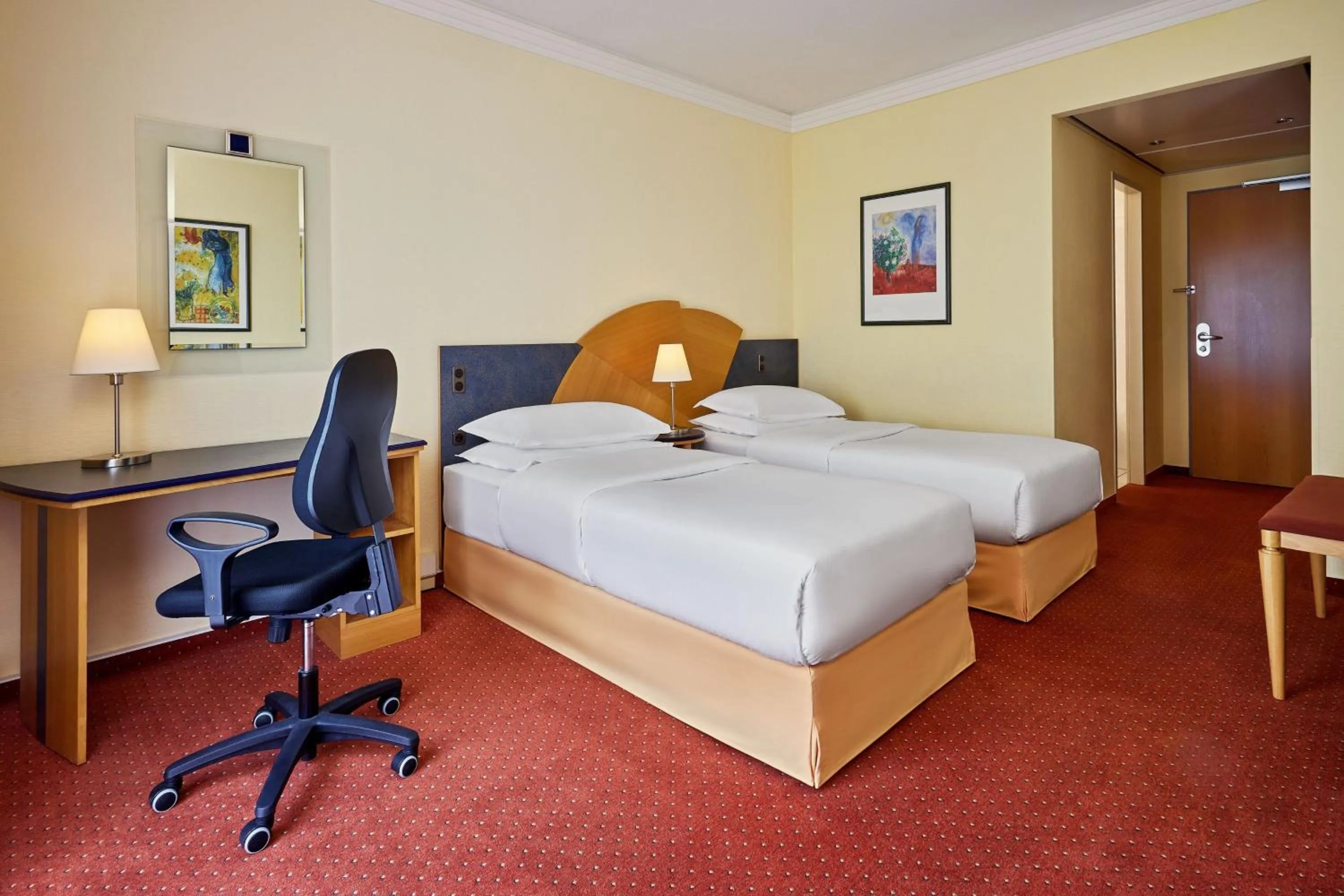 Photo of the whole room, Bed in Sheraton Offenbach Hotel