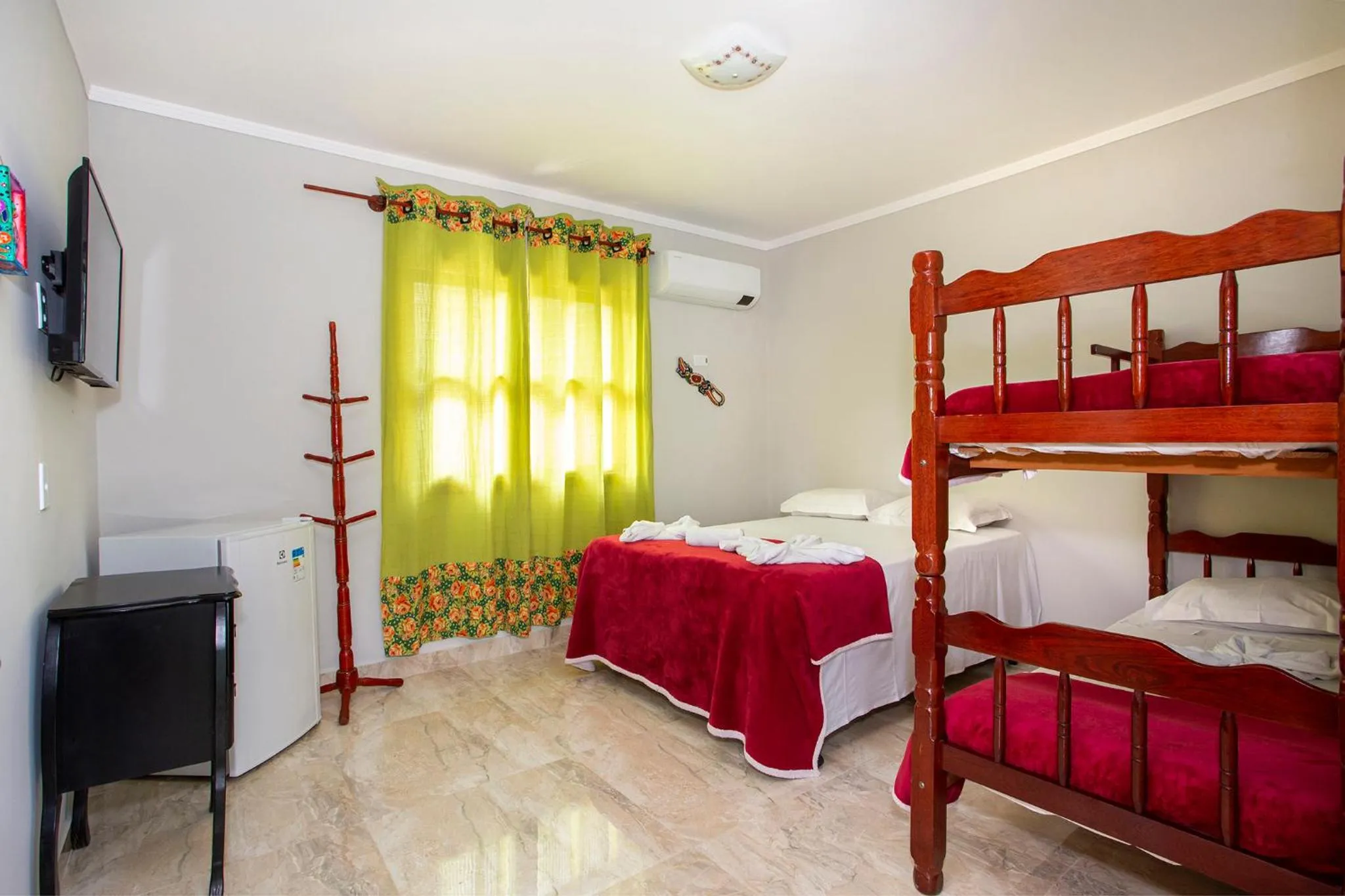 Photo of the whole room, Bed in Pousada Guarubela Veloso