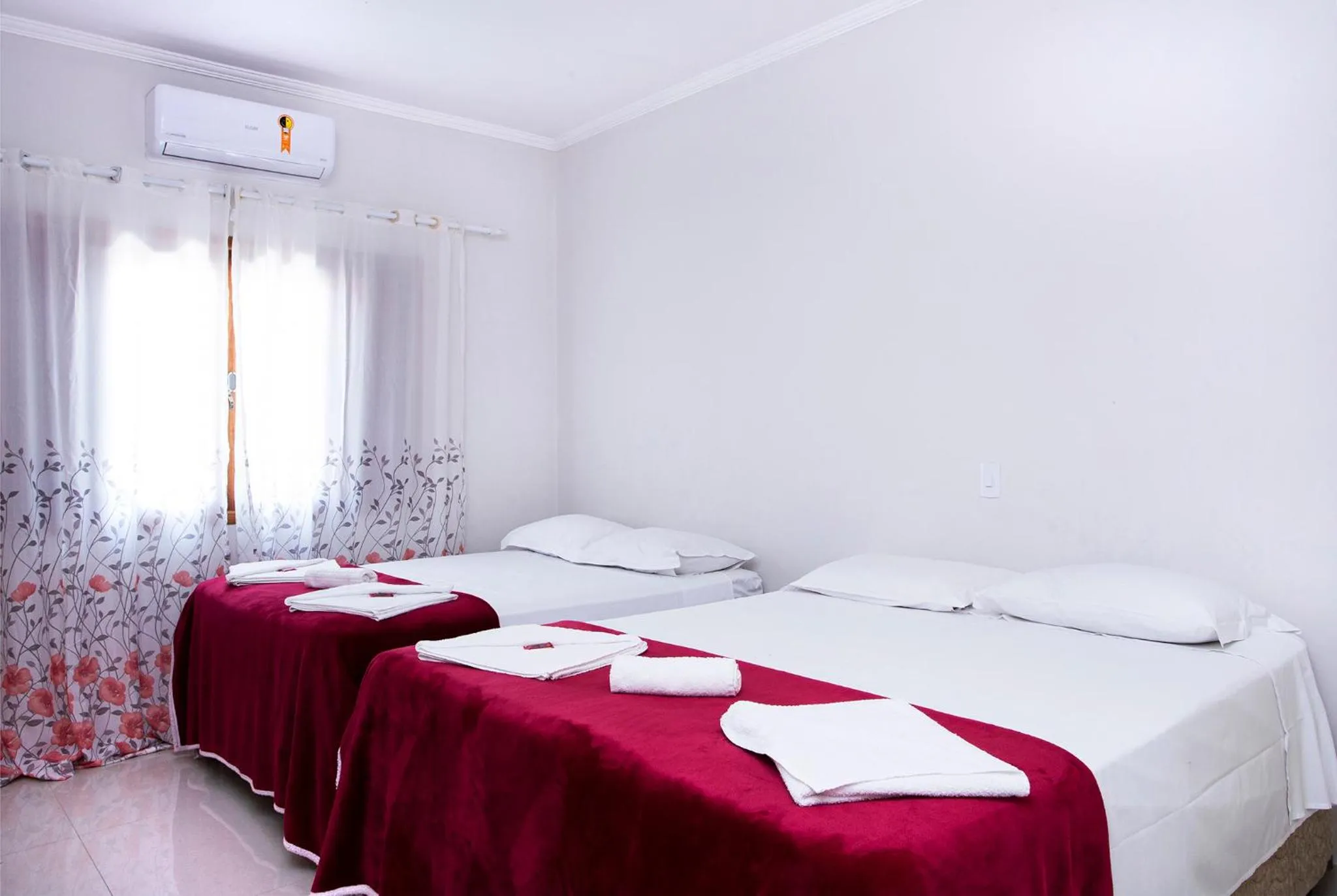 Photo of the whole room, Bed in Pousada Guarubela Veloso
