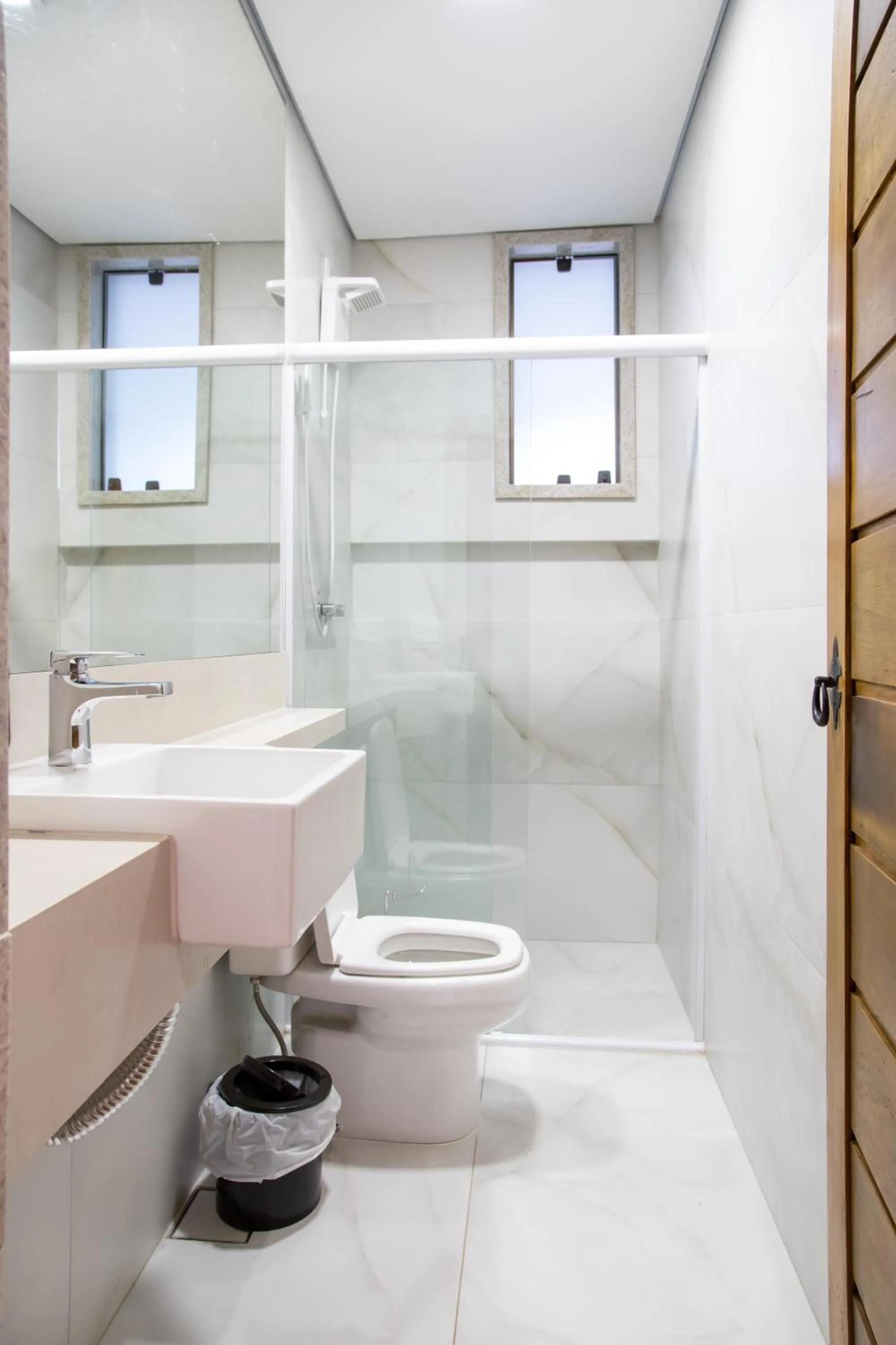 ESPAÇO 250 - Apto mobiliado, 3 quartos, sendo uma suíte, banheiro social, cozinha completa, sala de estar, ar condicionado, tv e internet