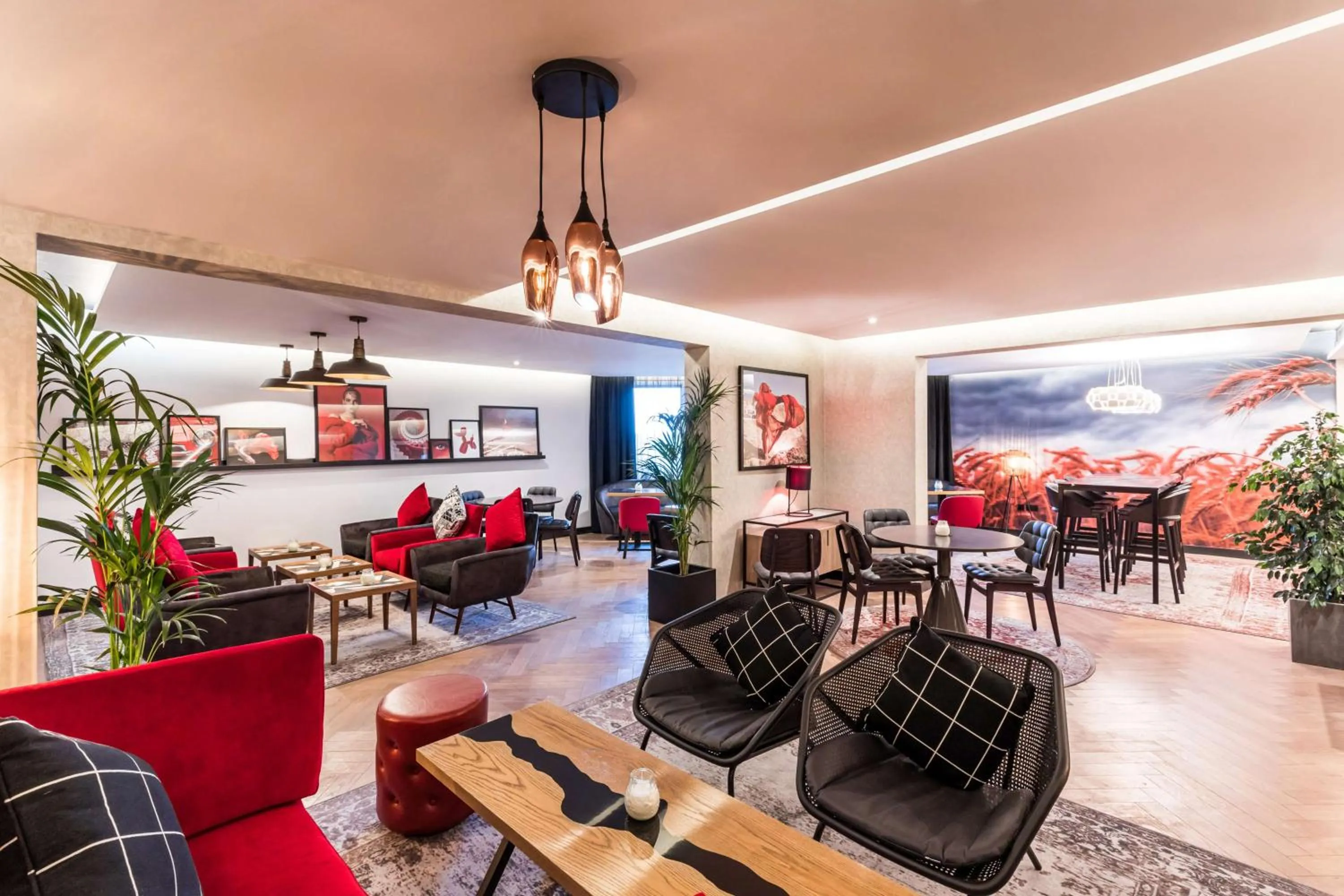 Lounge or bar in Radisson RED London Heathrow