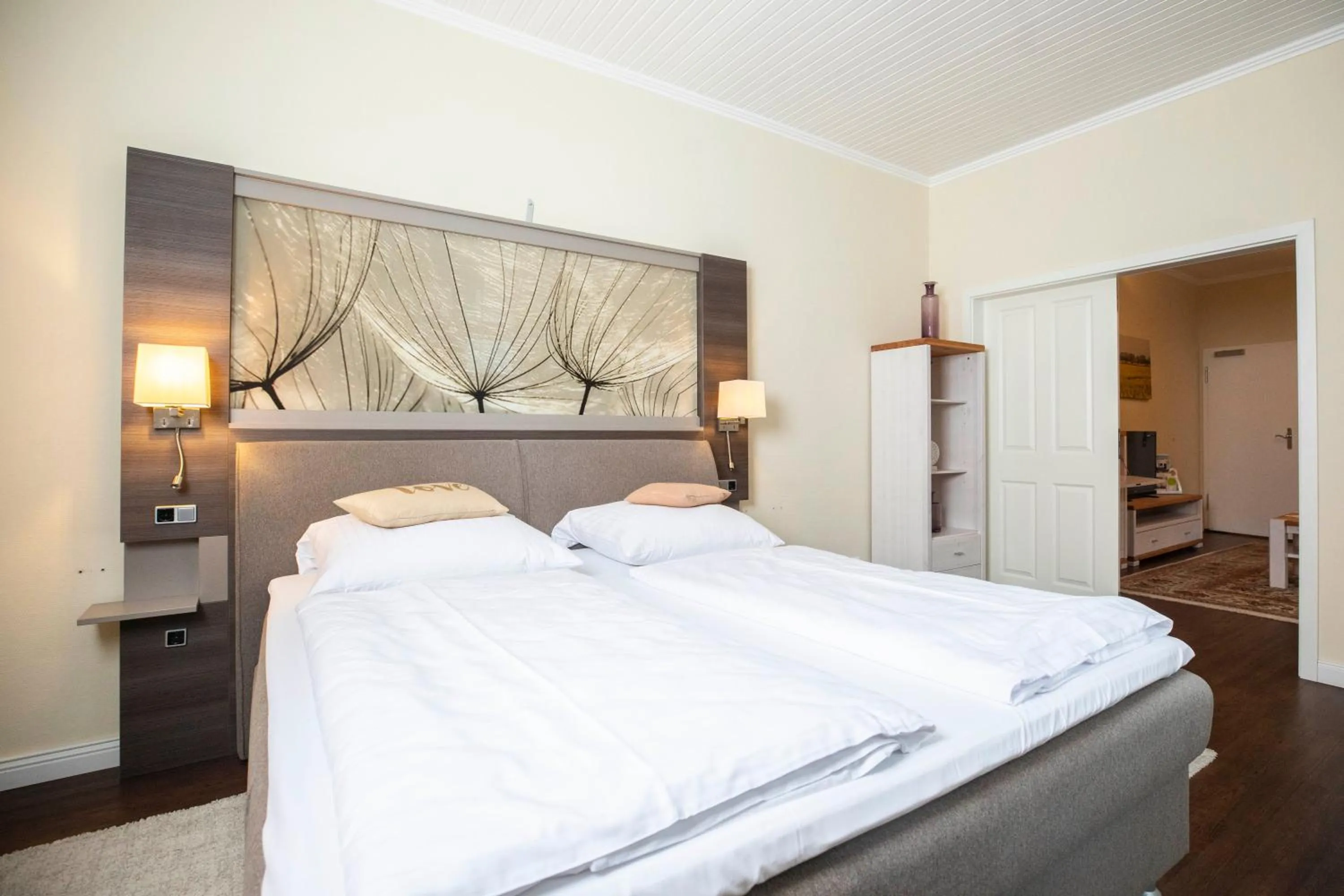 Bedroom, Bed in Hotel am Rathaus