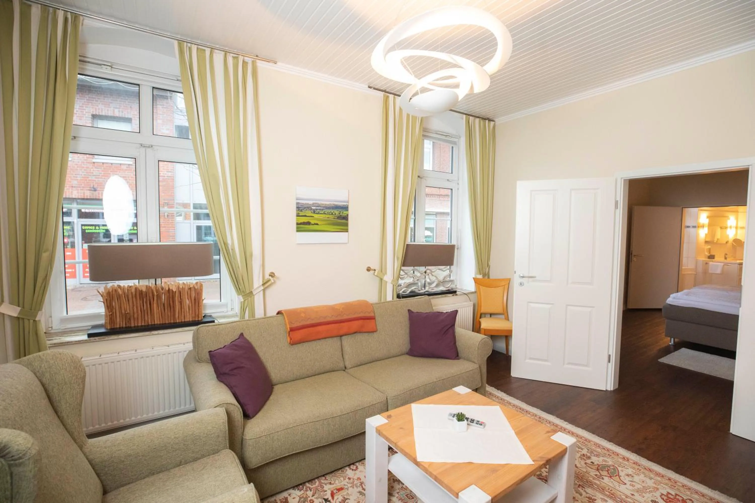 Living room, Bed in Hotel am Rathaus