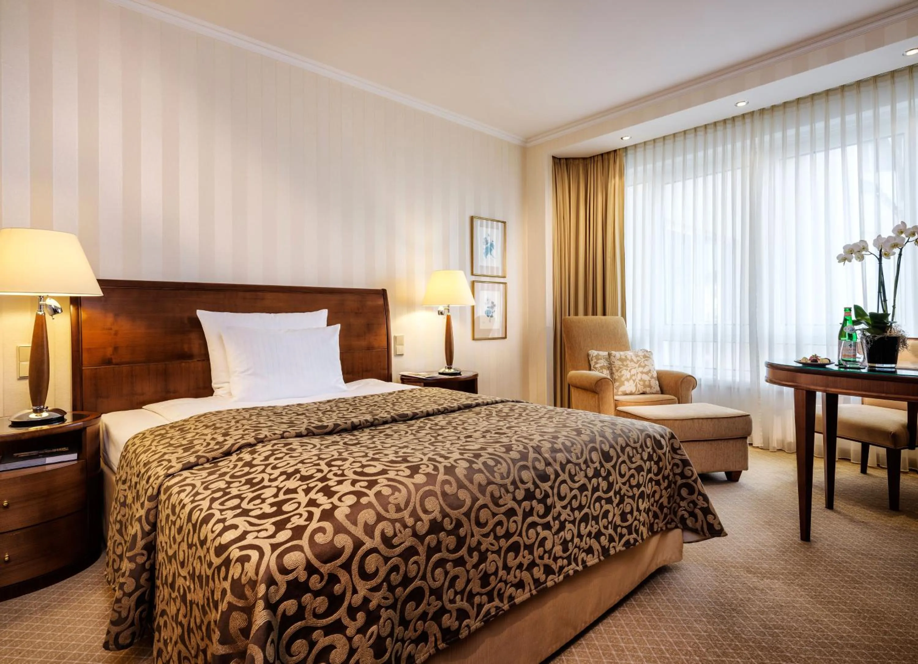 Bedroom, Bed in Hotel Nassauer Hof