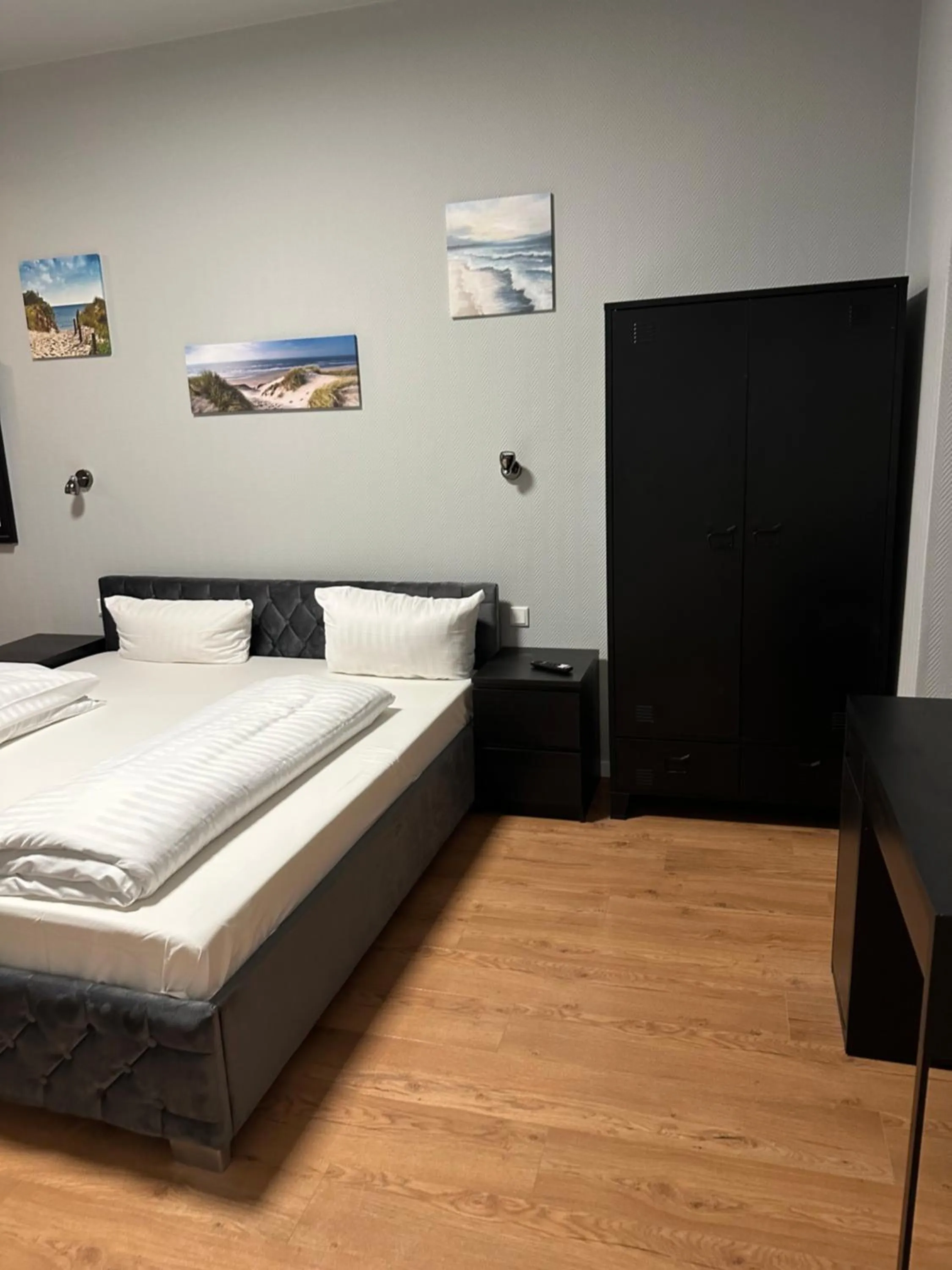 Bed in Hotel Elbe Street 34