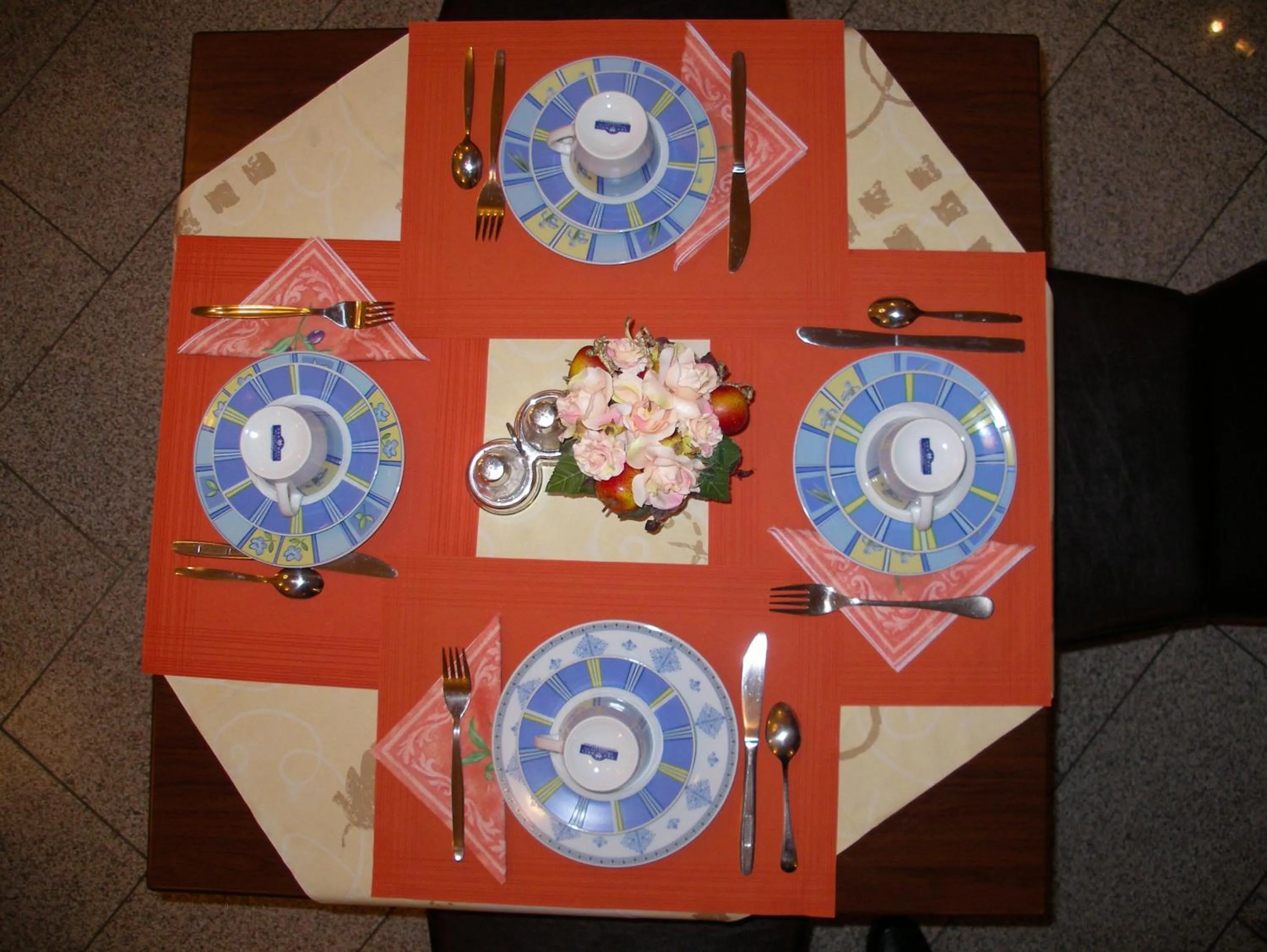 Restaurant/places to eat in Hotel Elbe Street 34