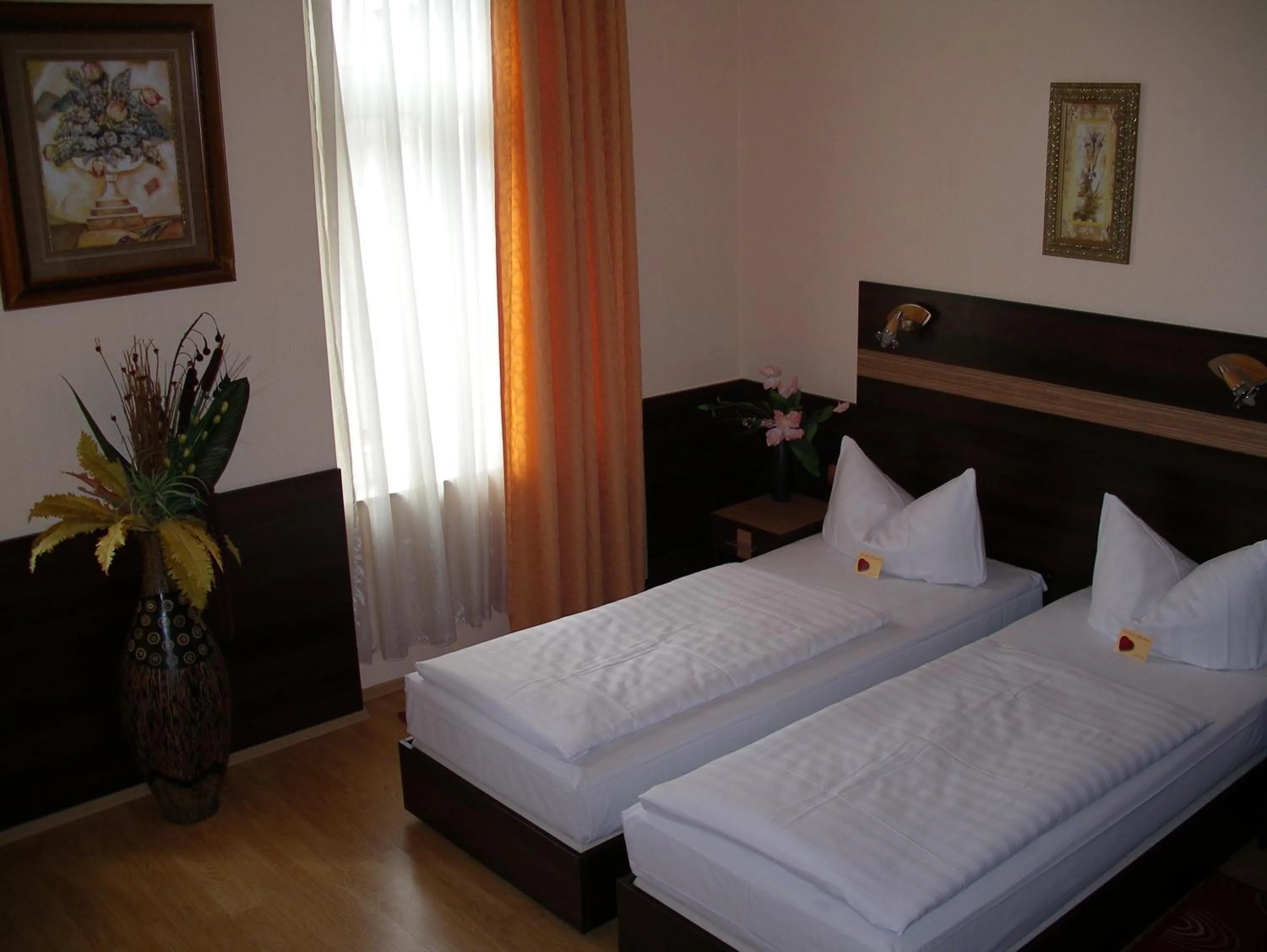Bed in Hotel Elbe Street 34